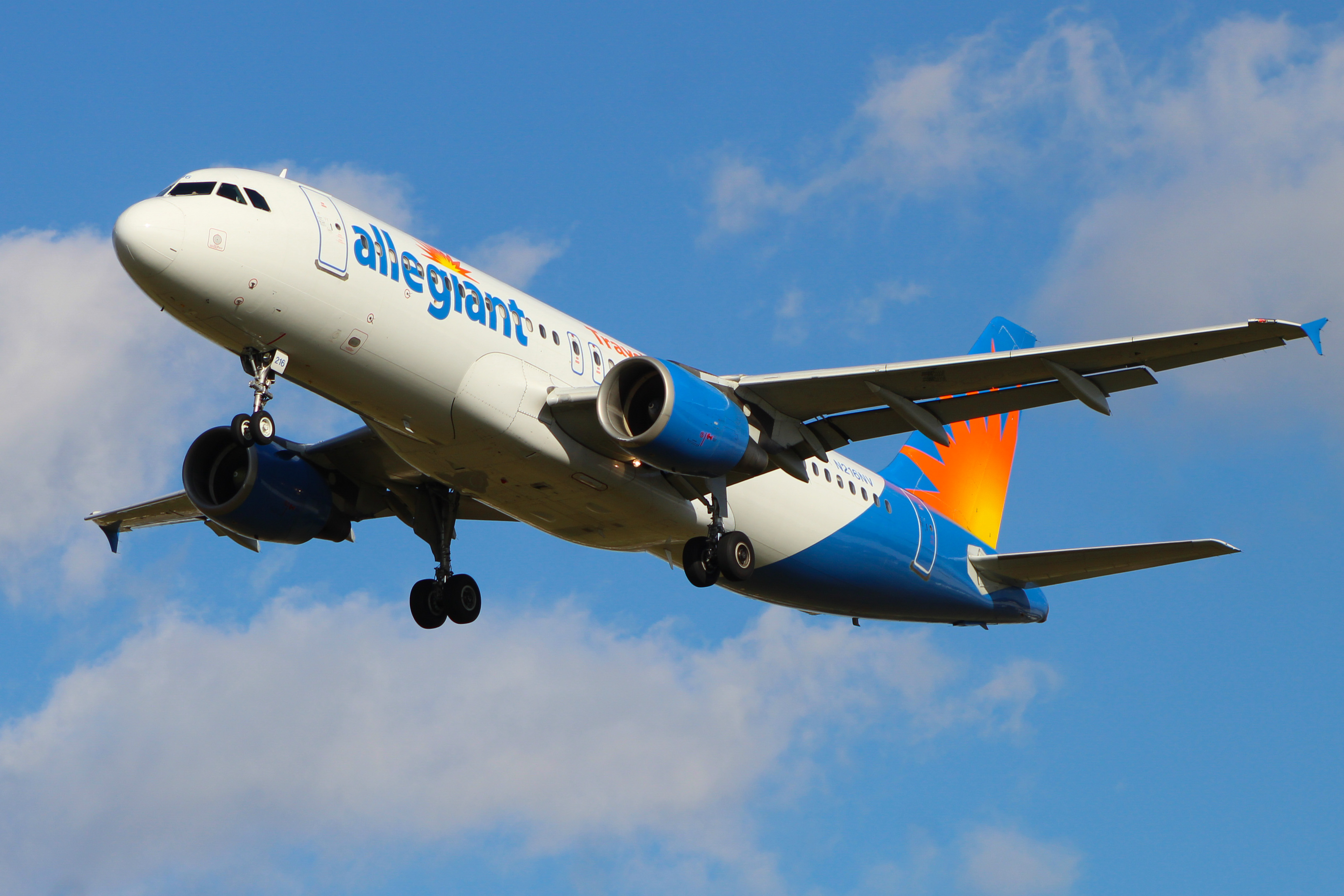 Full size: Allegiant Air Airbus A320 N216NV at Cincinnati/Northern Kentucky International Airport