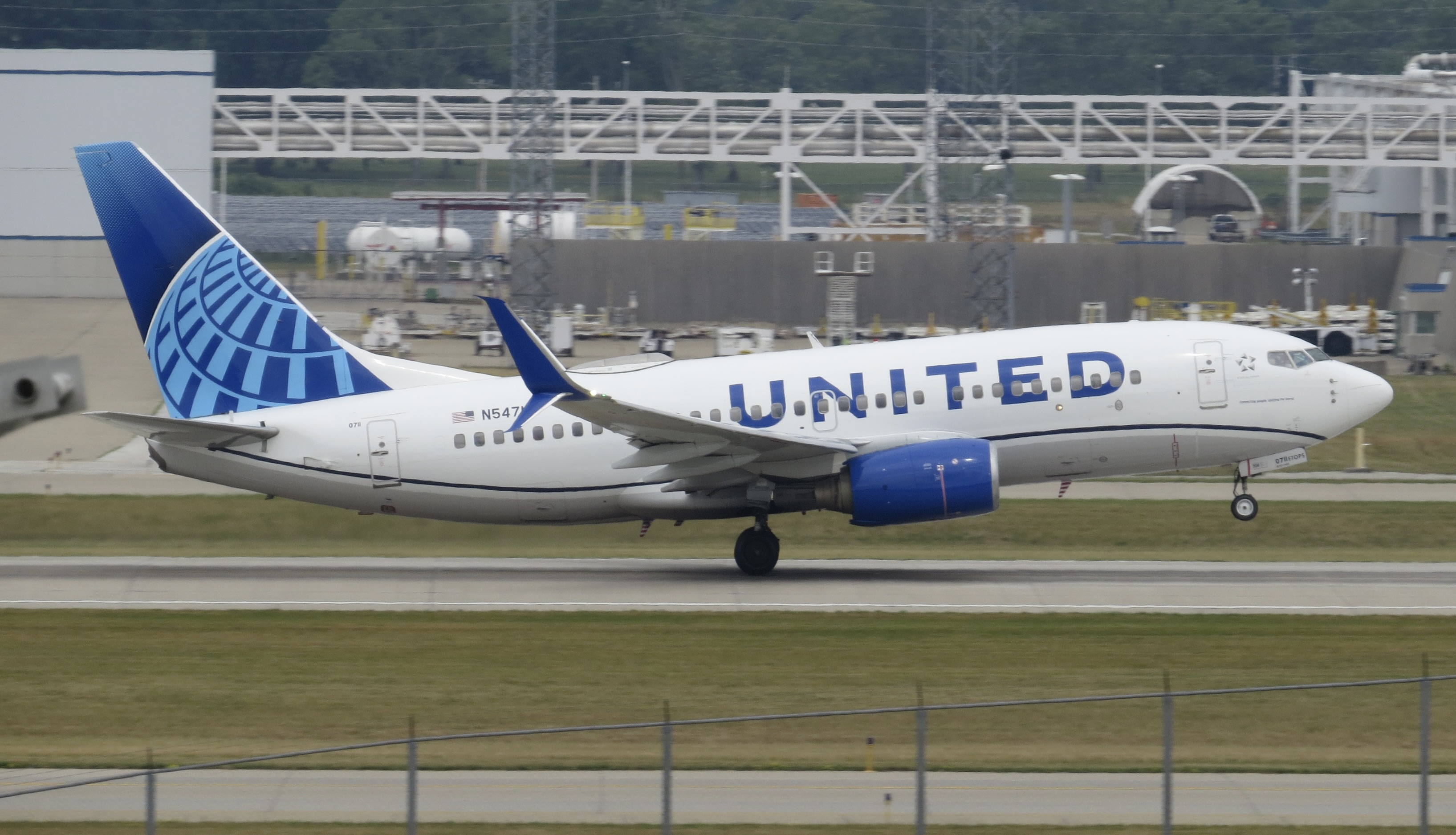 Full size: United Airlines Boeing 737-700 N54711 at Indianapolis International Airport