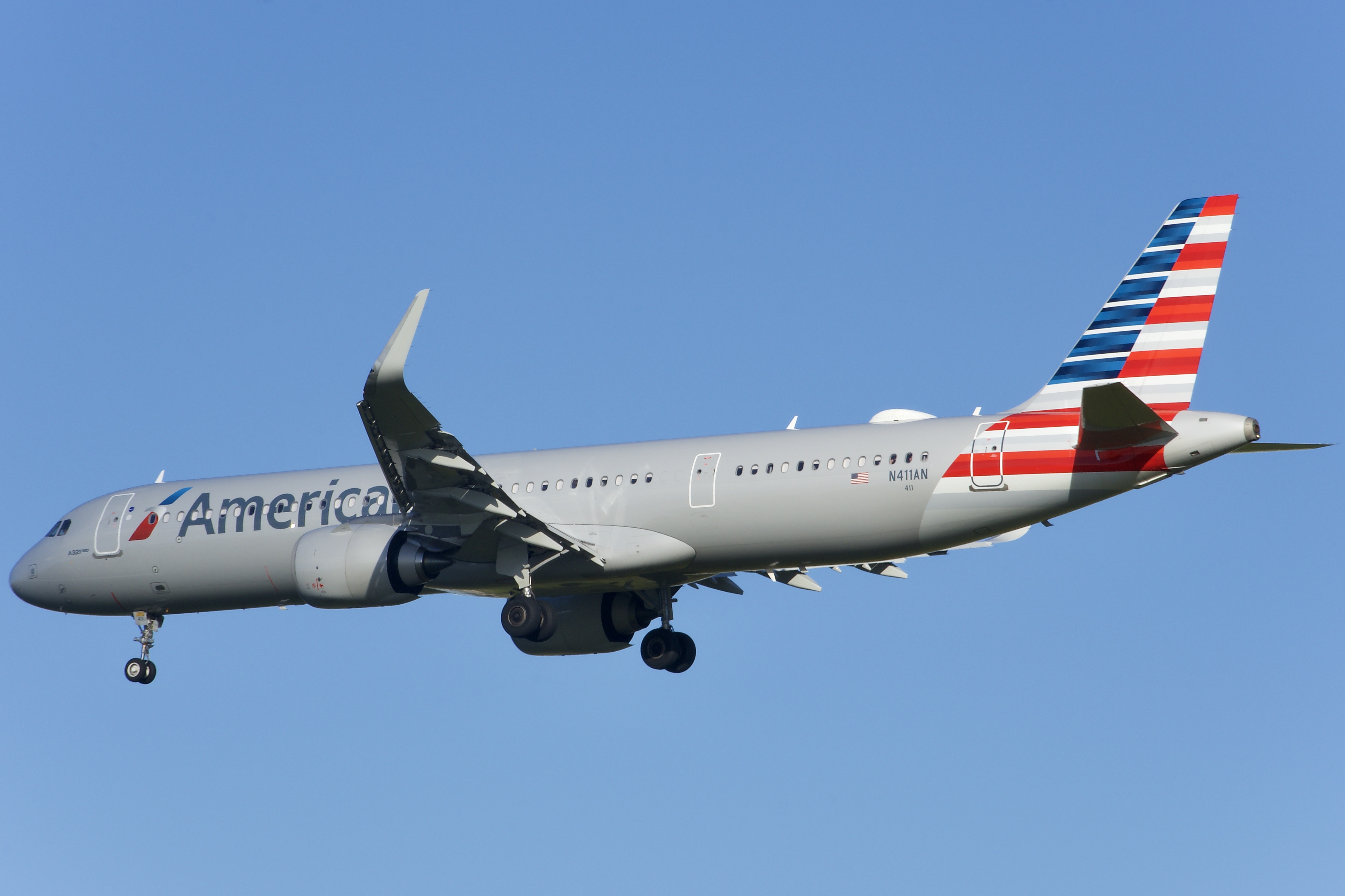 Full size: American Airlines Airbus A321NEO N411AN at Orlando International Airport