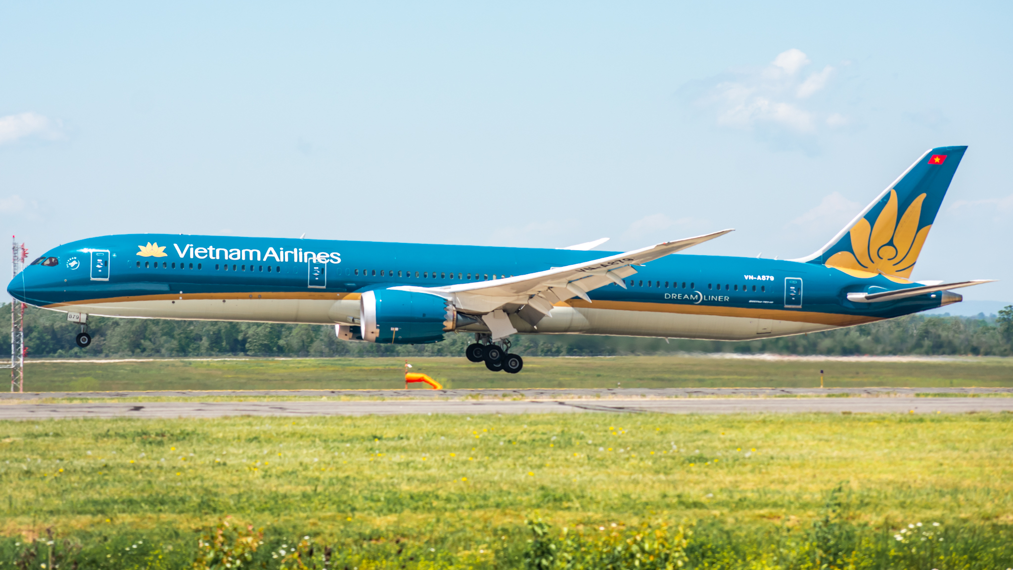 Full size: Vietnam Airlines  Boeing 787-10 VN-A879 at Washington Dulles International Airport