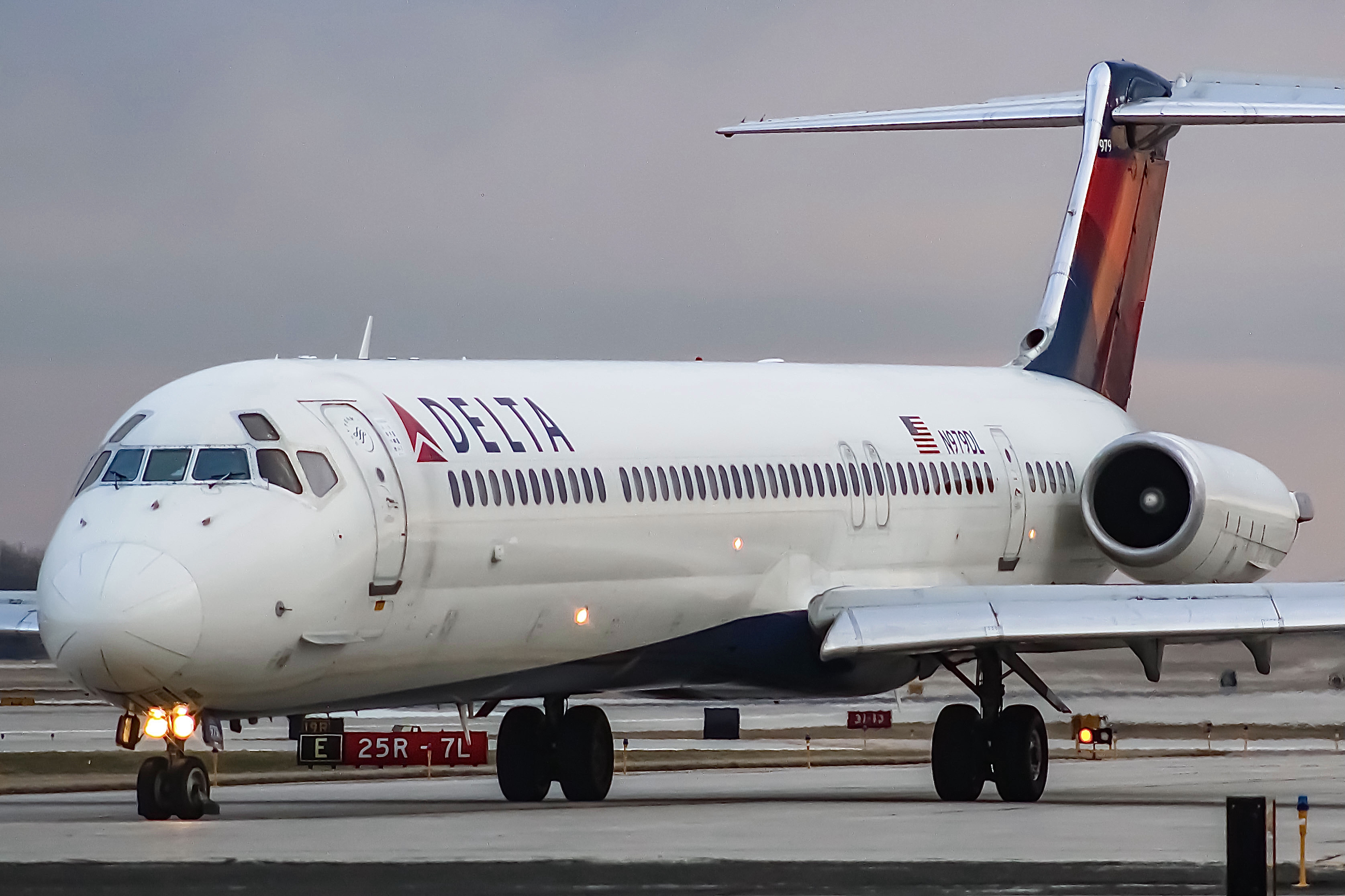 Full size: Delta Airlines McDonnell Douglas MD-88 N979DL at General Mitchell International Airport