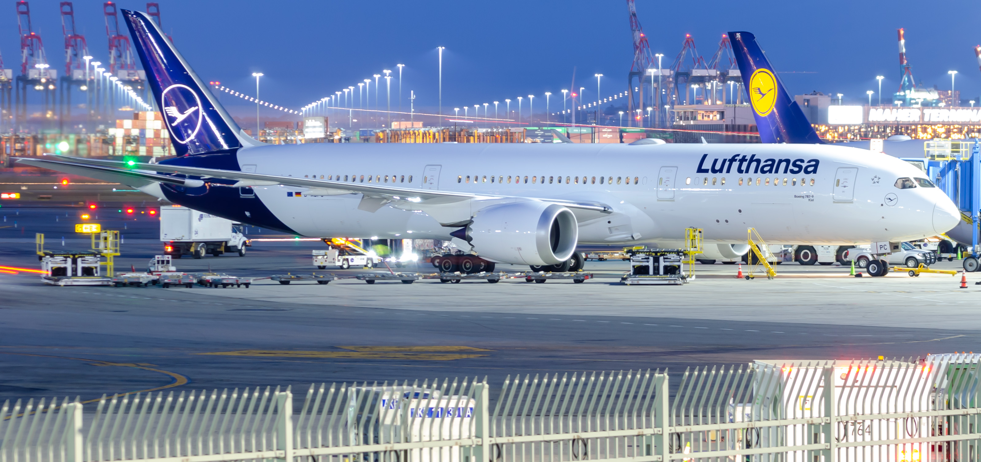 Full size: Lufthansa Boeing 787-9 D-ABPC  at Newark Liberty International Airport