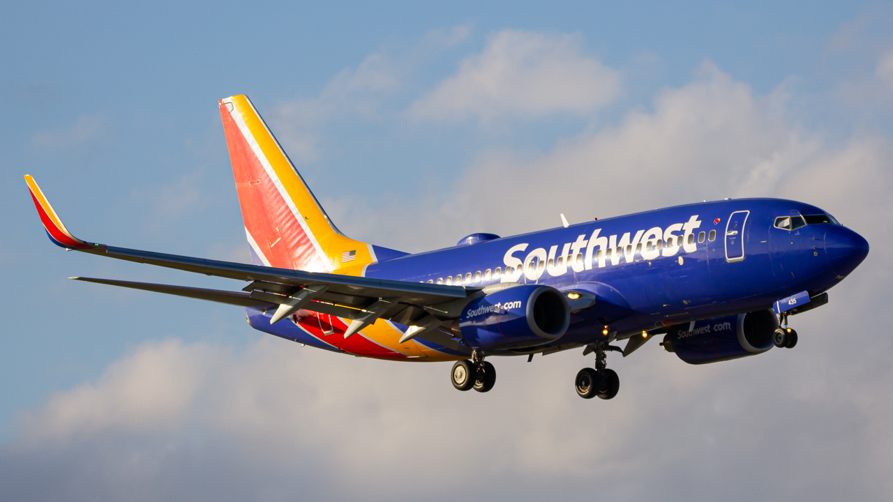 Full size: Southwest Airlines Boeing 737-700 N435WN at Miami International Airport
