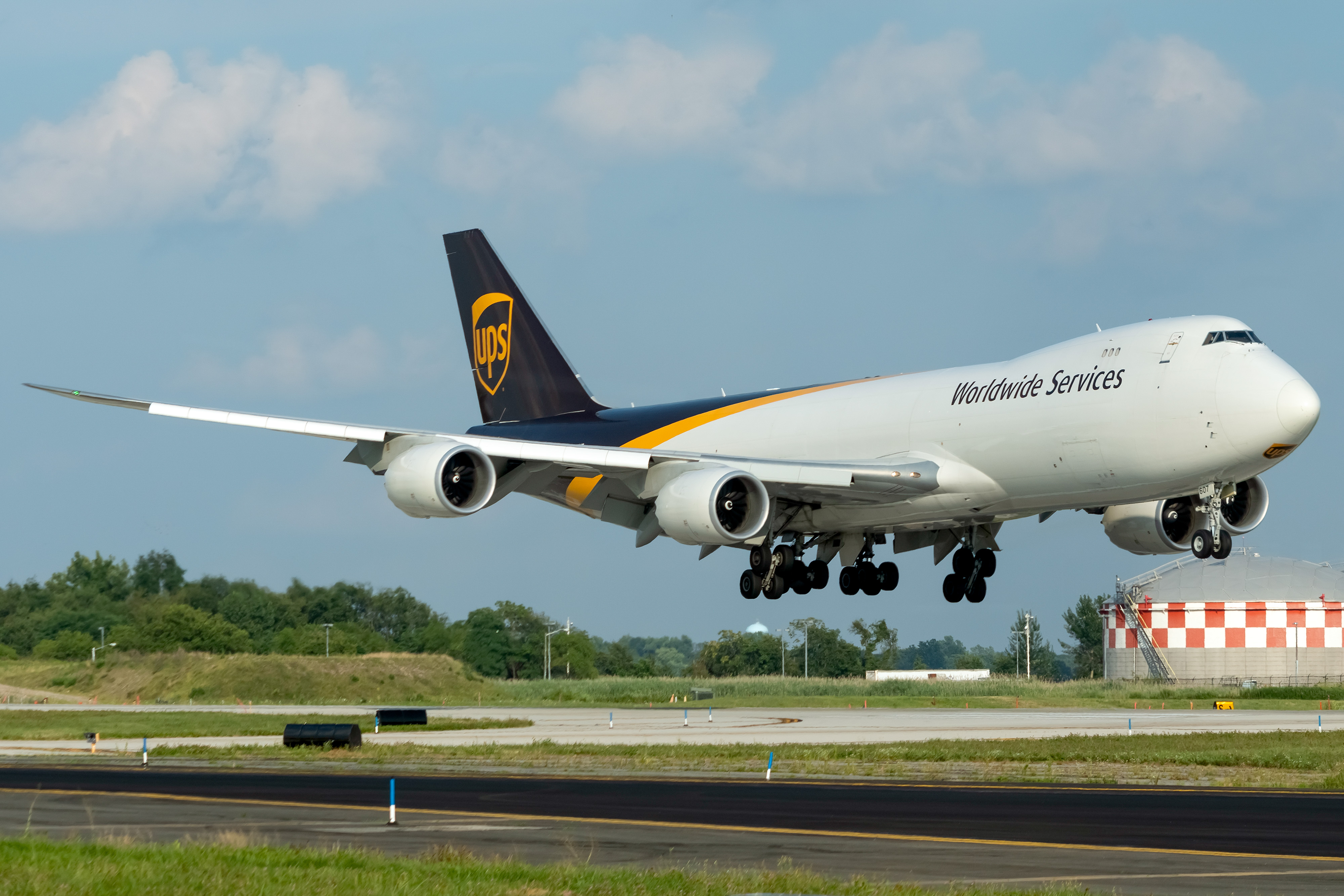 Full size: United Parcel Service Boeing 747-8F N607UP at Philadelphia International Airport