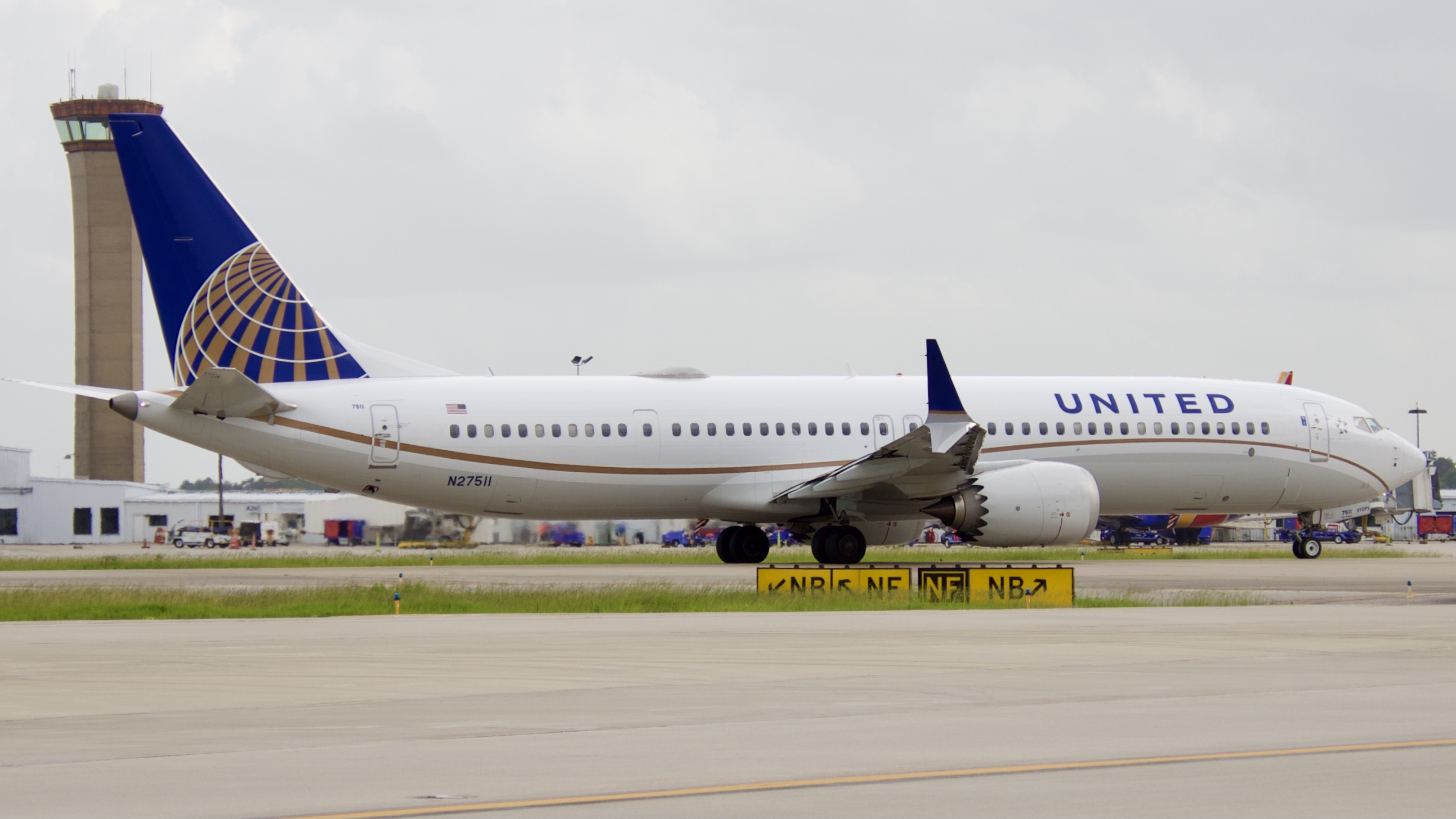 Full size: United Airlines Boeing 737 MAX 9 N27511 at Houston-George Bush Intercontinental Airport
