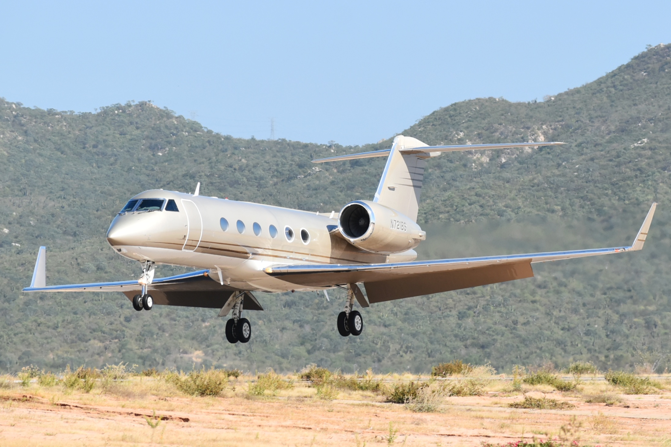 Full size: CFS Air Gulfstream IV N721BS at Aeropuerto de Cabo San Lucas Internacional