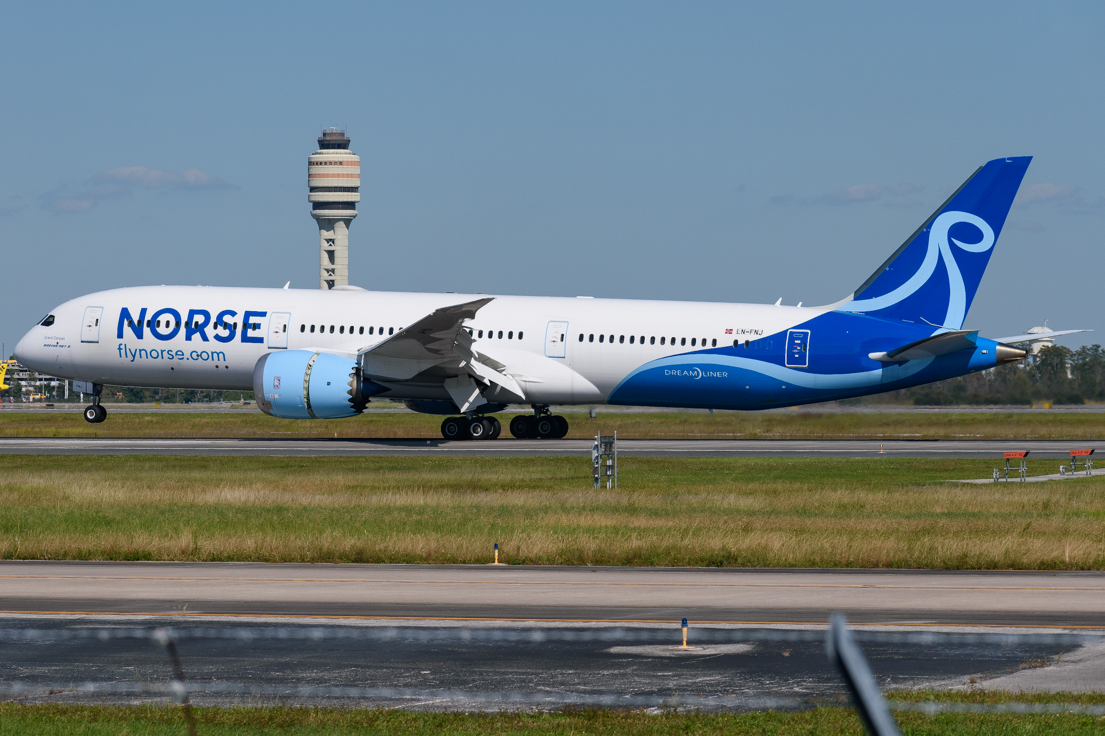 Full size: Norse Airways Boeing 787-9 LN-FNJ at Orlando International Airport