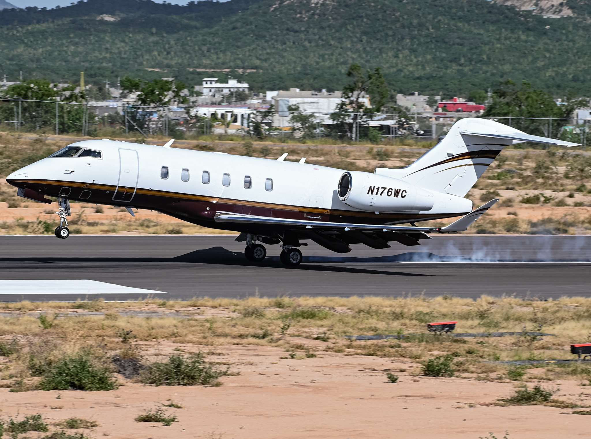 Full size: PRIVATE Bombardier Challenger 350  N176WC at Aeropuerto de Cabo San Lucas Internacional