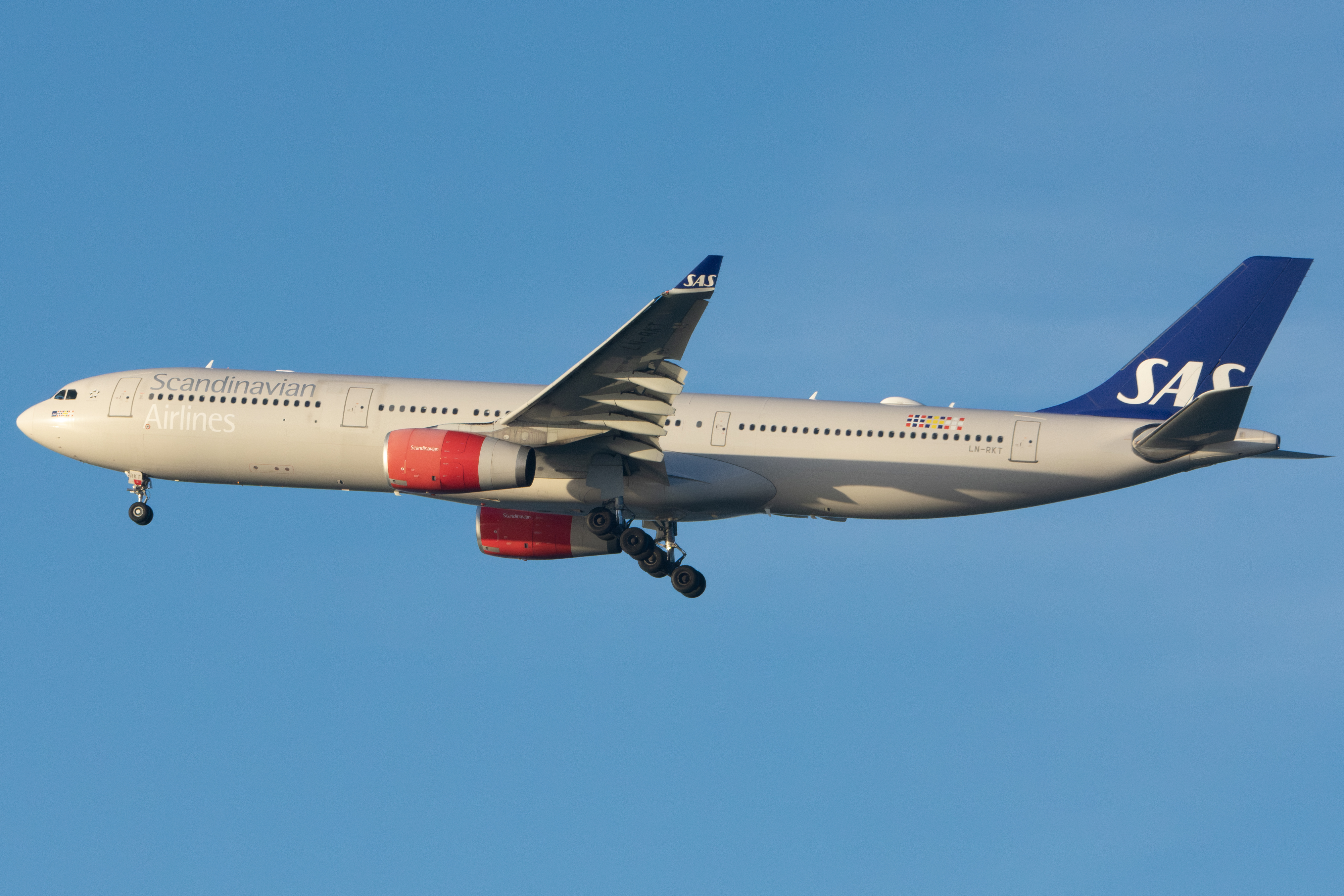 Full size: Scandinavian Airlines Airbus A330-300 LN-RKT at San Francisco International Airport