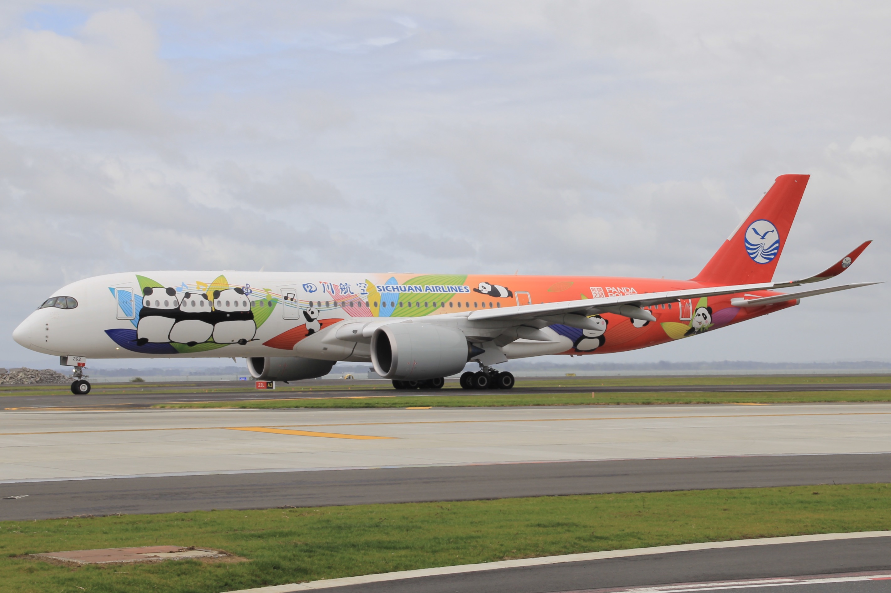 Full size: Sichuan Airlines Airbus A350-900 B-32G2 at Auckland International Airport