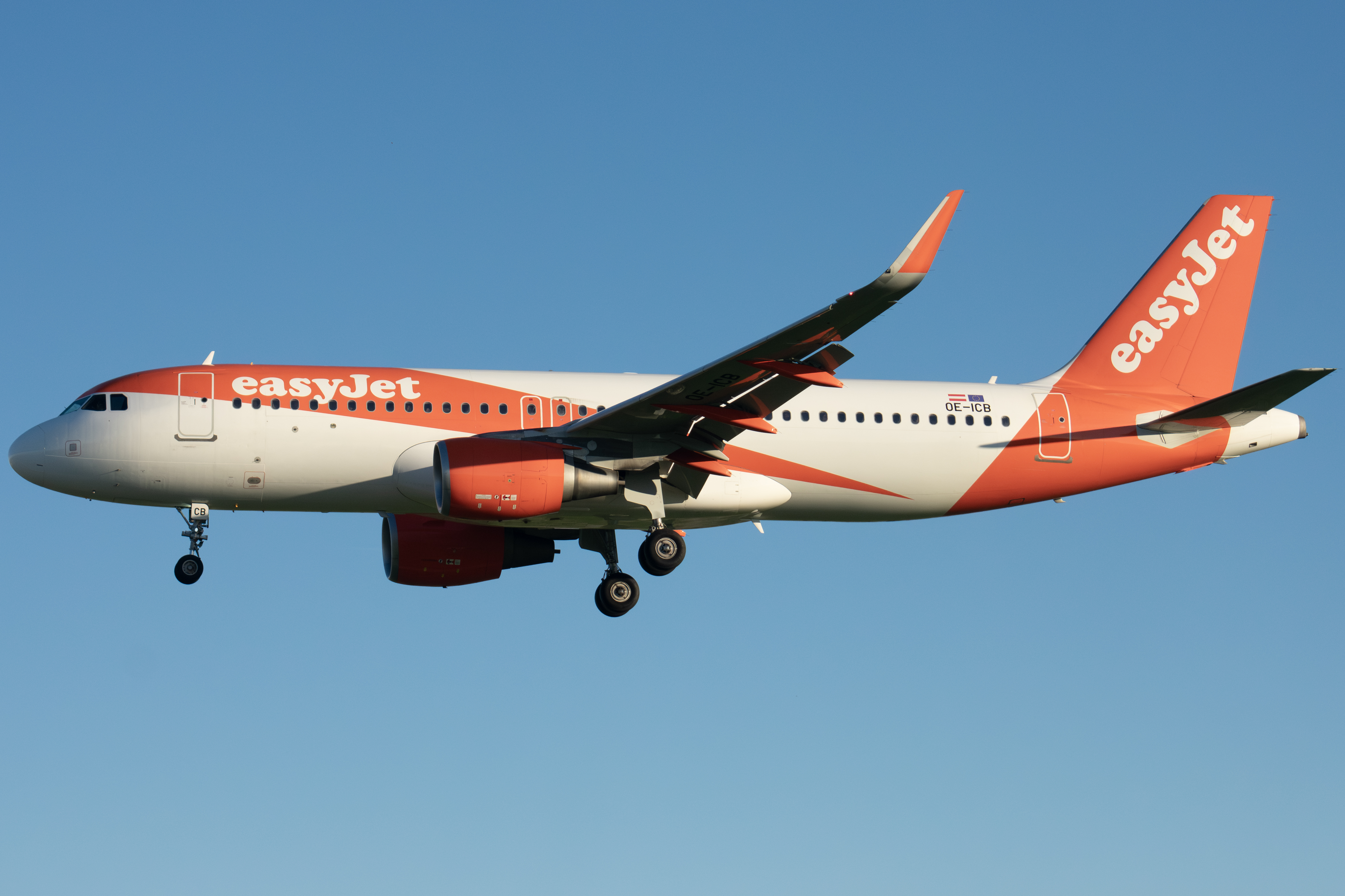 Full size: EasyJet Airbus A320 OE-ICB at Lisbon Humberto Delgado Airport