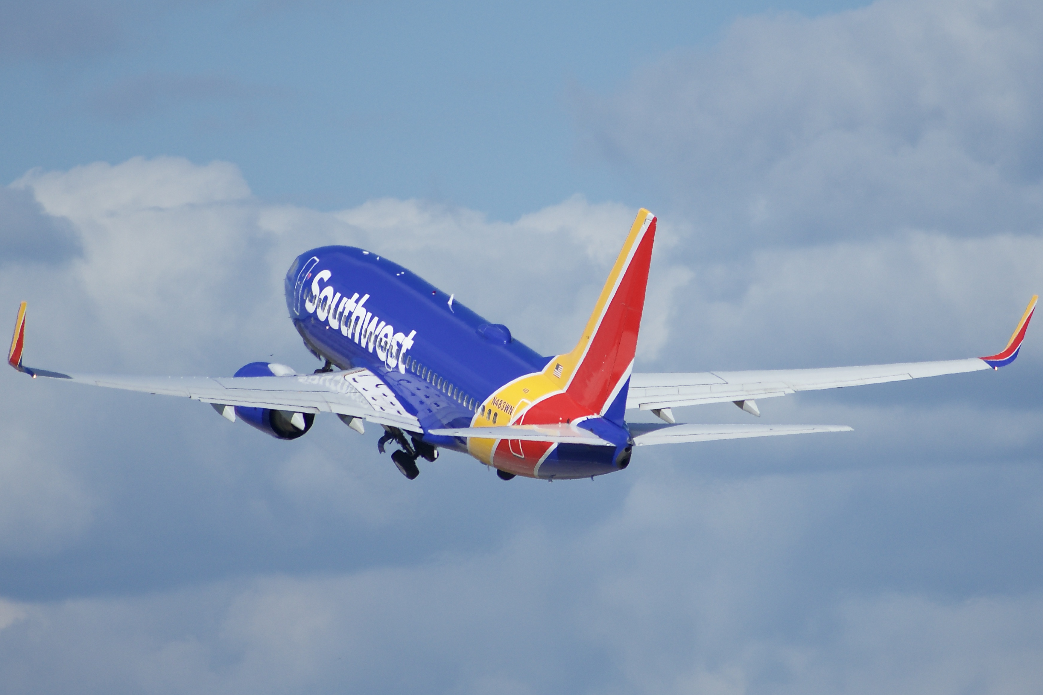 Full size: Southwest Airlines Boeing 737-700 N483WN at Orlando International Airport