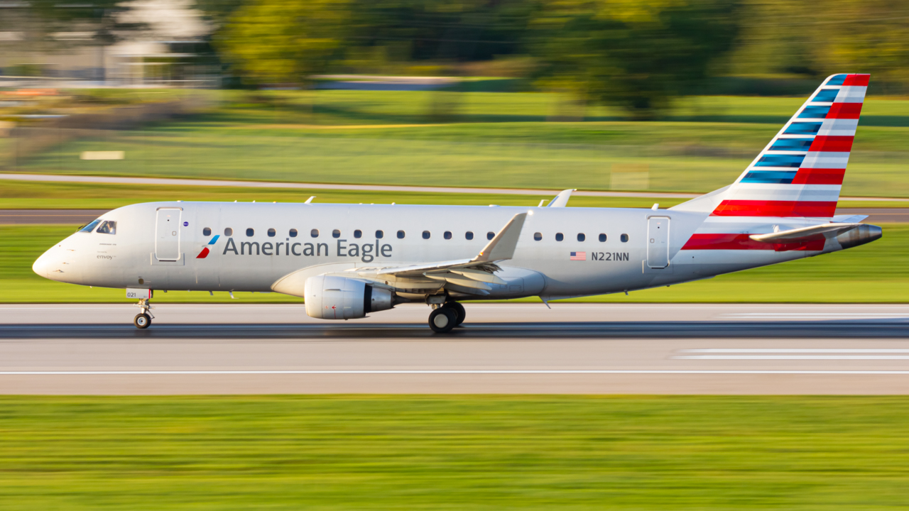 Full size: American Eagle Embraer E175 N221NN at John Glenn Columbus International Airport
