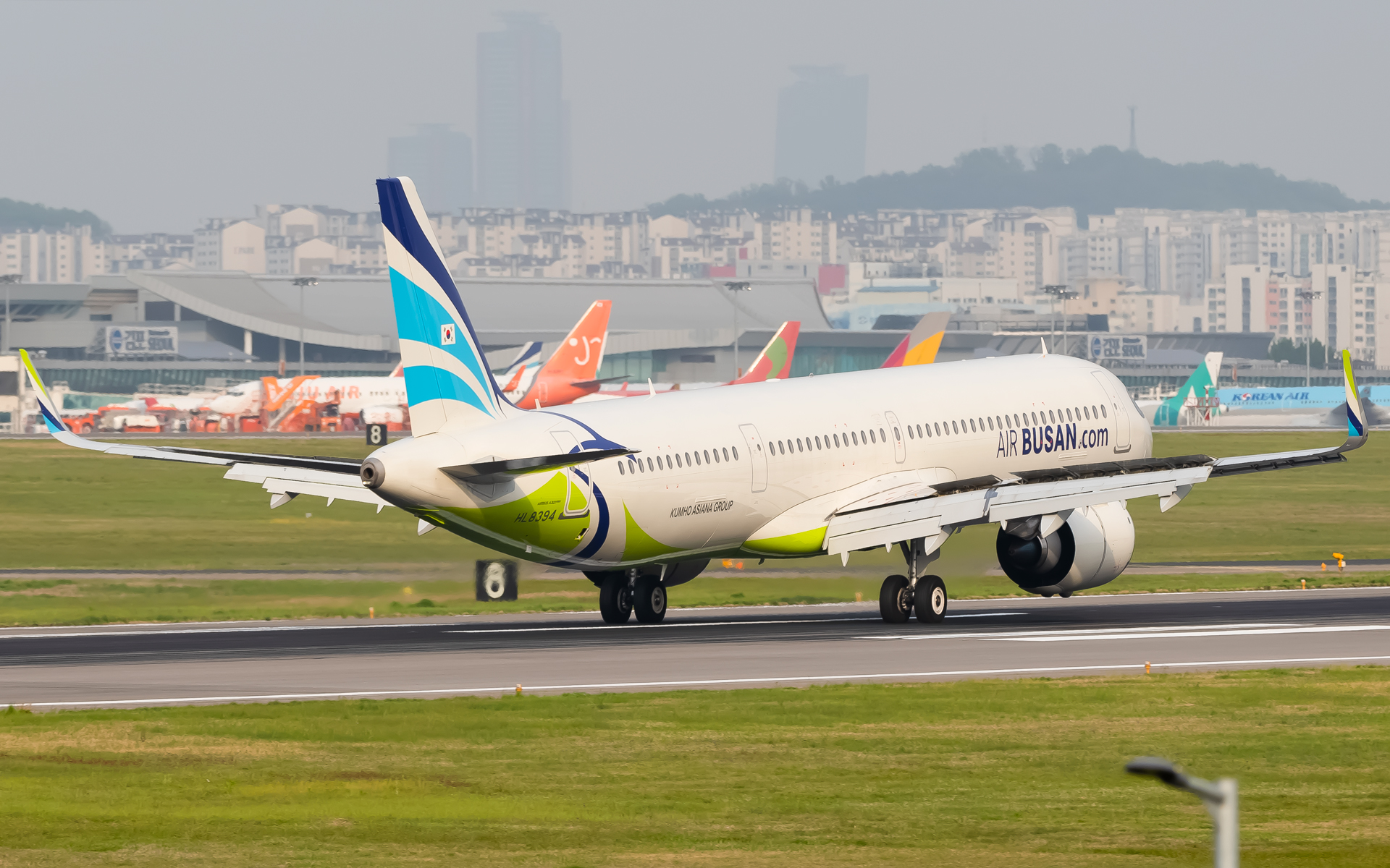 Full size: Air Busan Airbus A321LR HL8394 at Seoul-Gimpo International Airport
