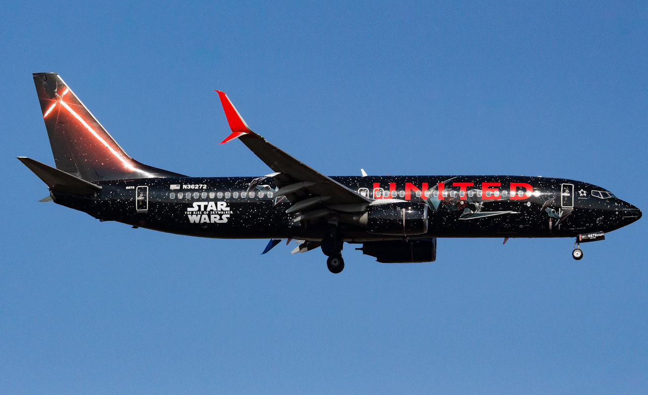Full size: United Airlines Boeing 737-800 N36272 at Southwest Florida International Airport