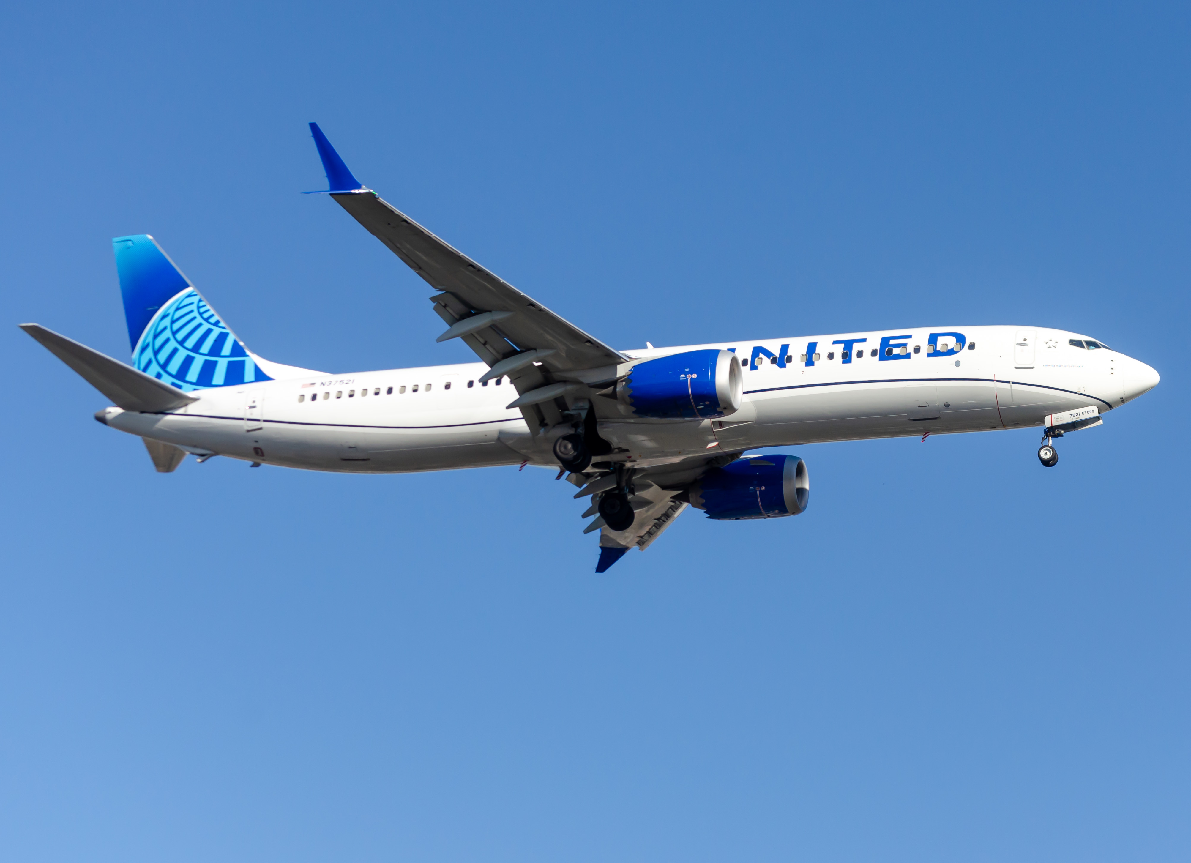 Full size: United Airlines Boeing 737 MAX 9 N37521 at Newark Liberty International Airport