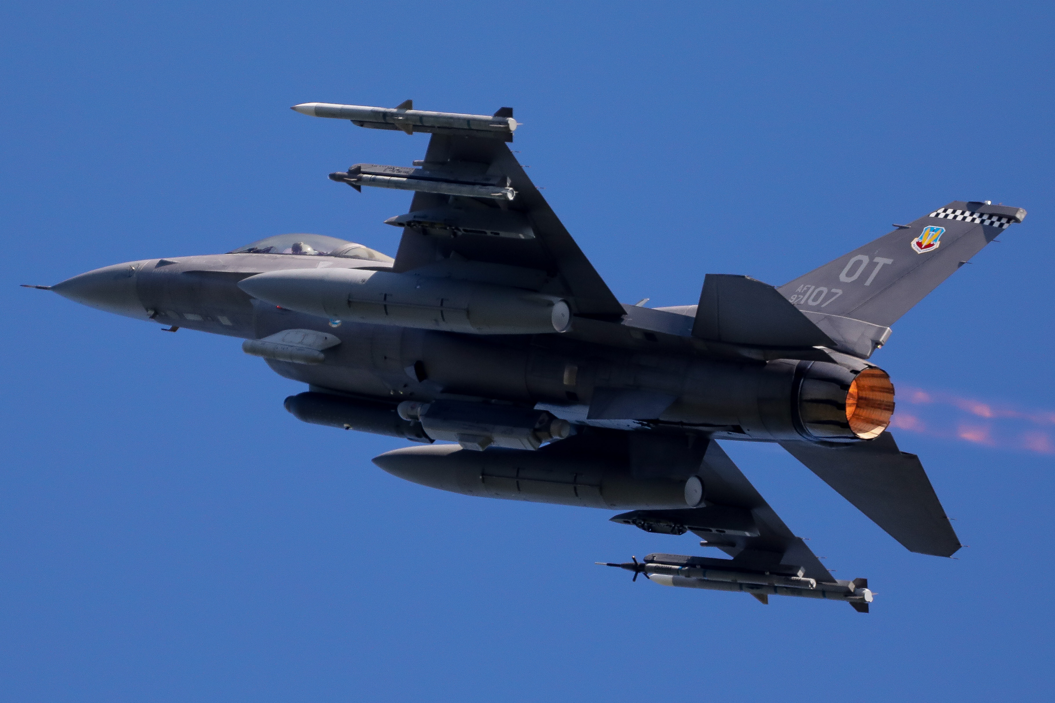 Full size: USAF - United States Air Force General Dynamics F-16 Fighting Falcon 98-005 at Volk Field Airport