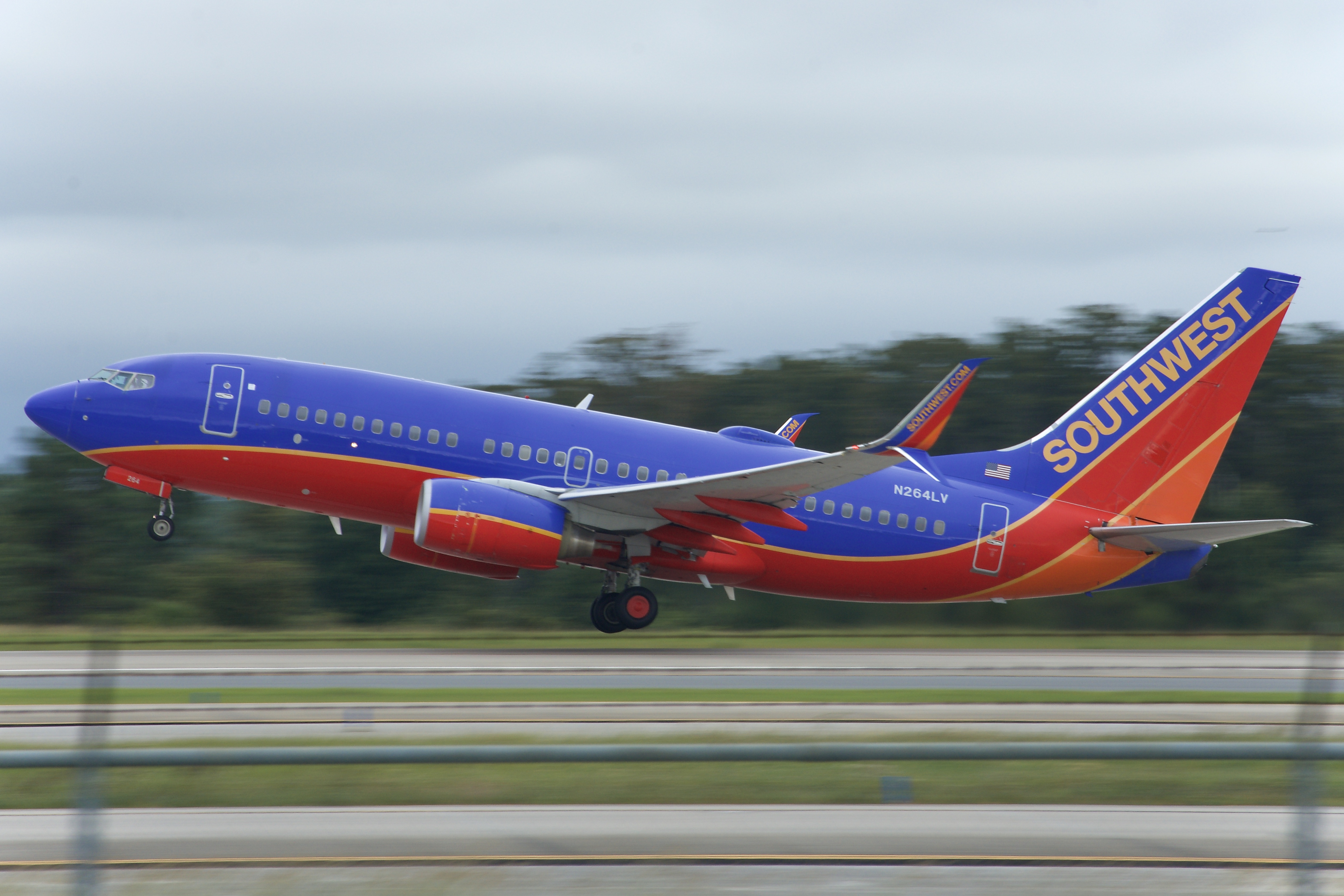 Full size: Southwest Airlines Boeing 737-700 N264LV at Orlando International Airport