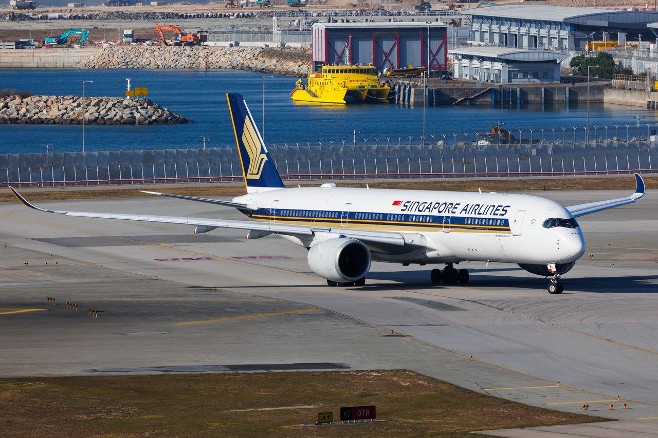 Full size: Singapore Airlines Airbus A350-900 9V-SML at Hong Kong International Airport
