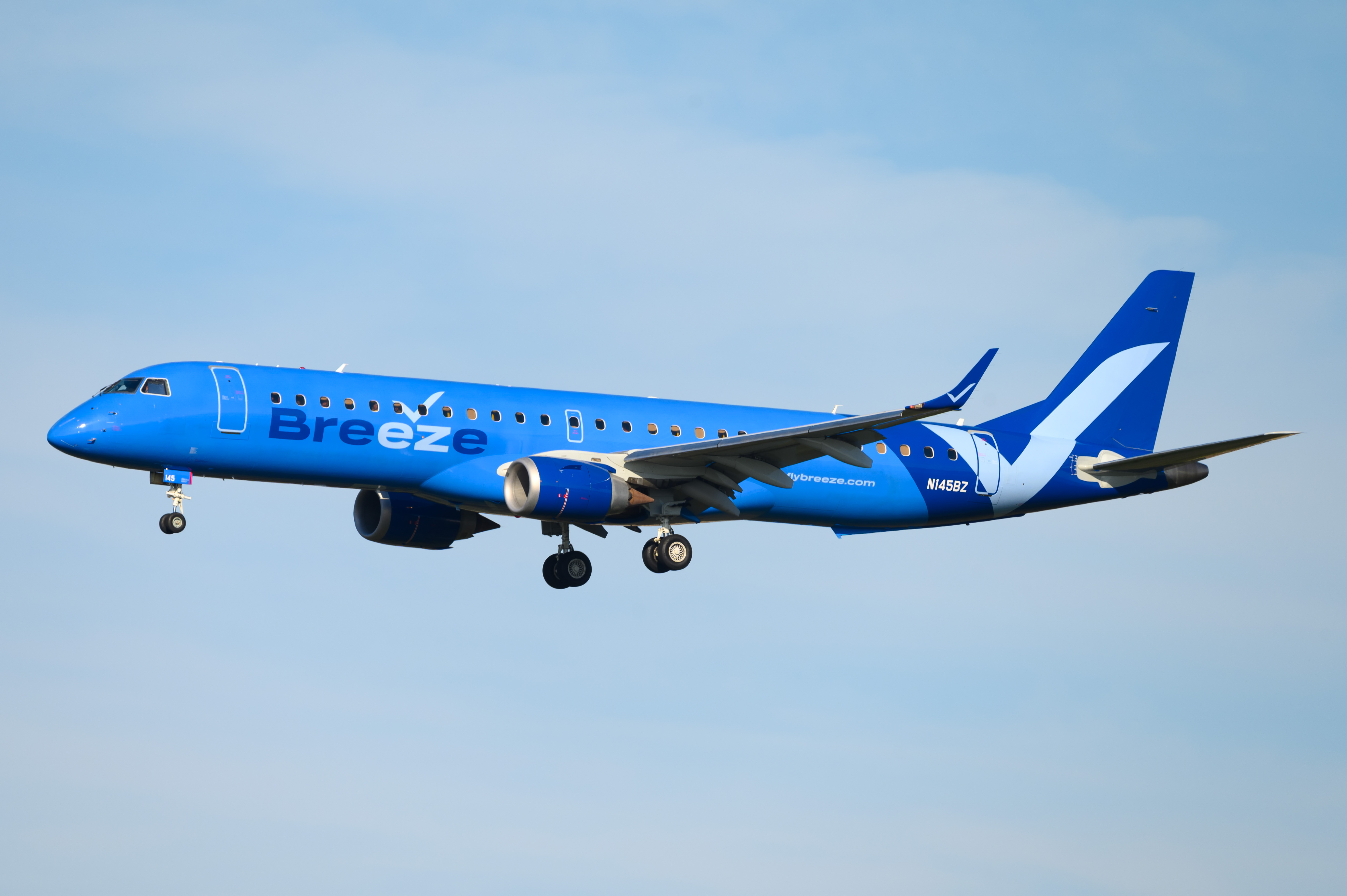 Full size: Breeze Airways Embraer E195 N145BZ at Orlando International Airport