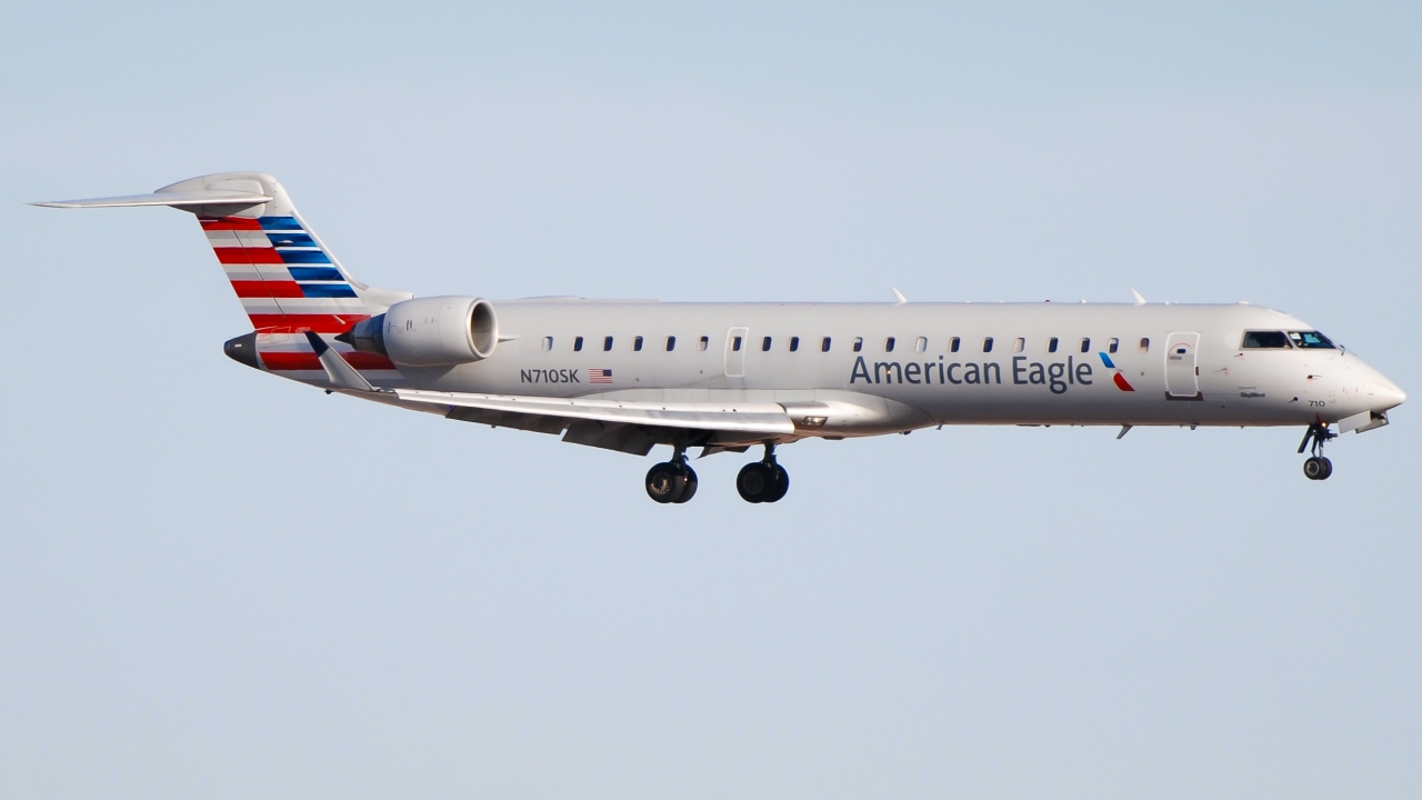 Full size: American Eagle Mitsubishi CRJ-700 N710SK at Phoenix Sky Harbor International Airport