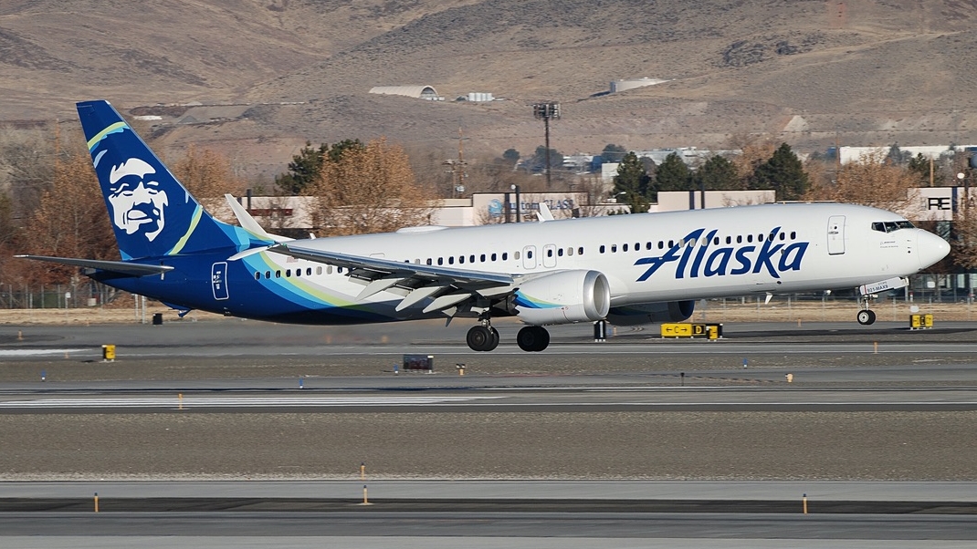 Full size: Alaska Airlines Boeing 737 MAX 9 N921AK at Reno/Tahoe International Airport