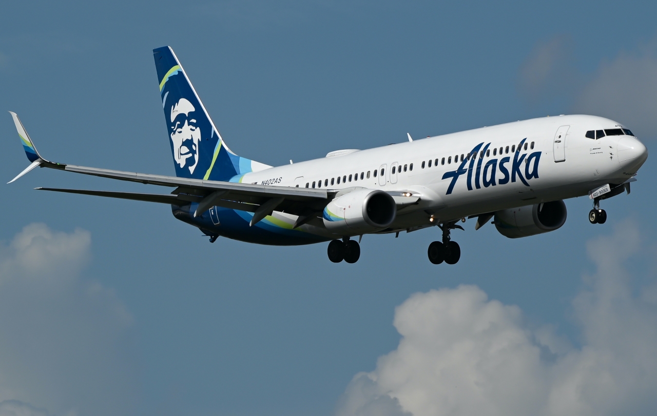 Full size: Alaska Airlines Boeing 737-900ER N402AS at Orlando International Airport