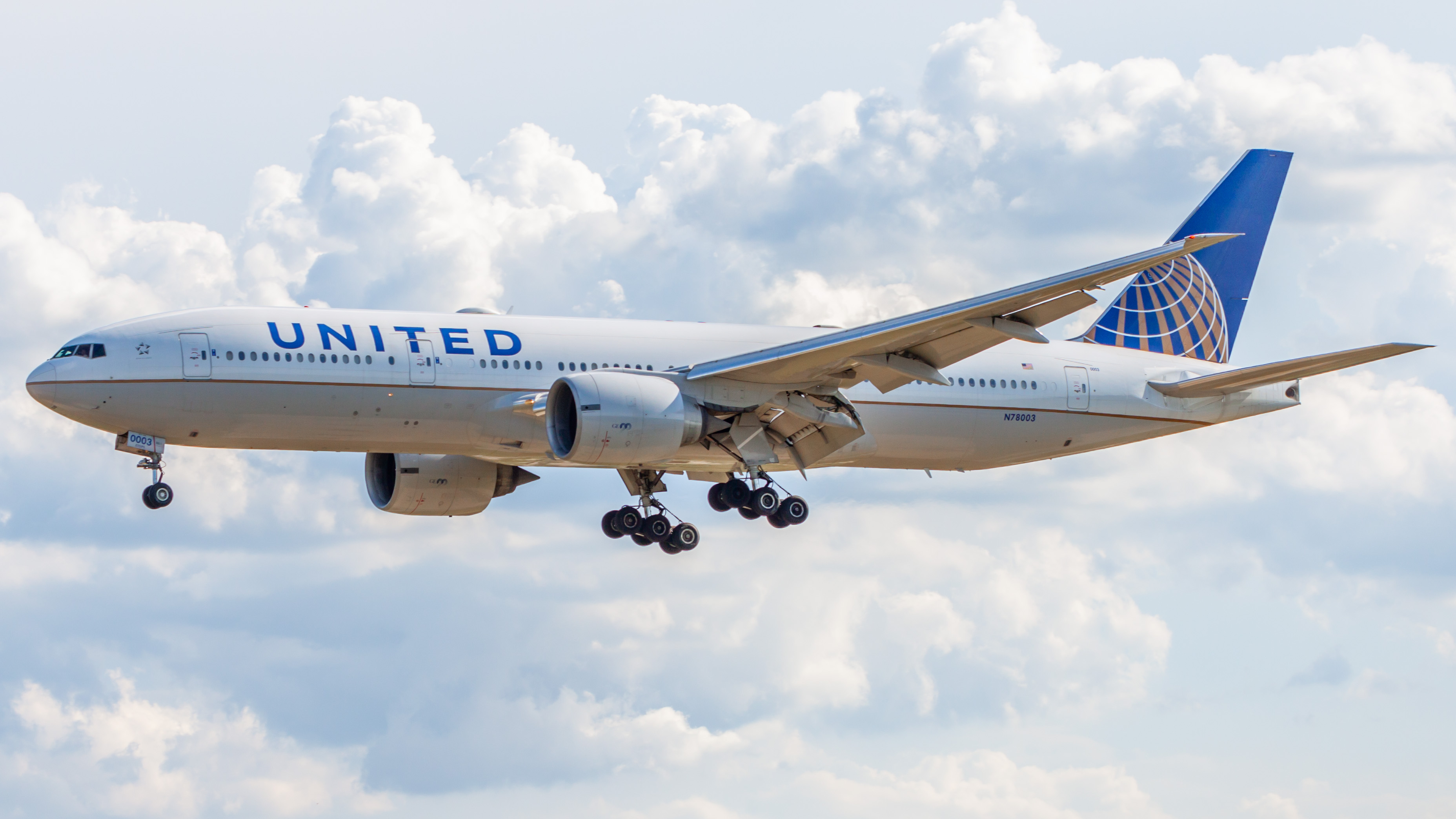 Full size: United Airlines Boeing 777-200ER N78003 at Houston-George Bush Intercontinental Airport