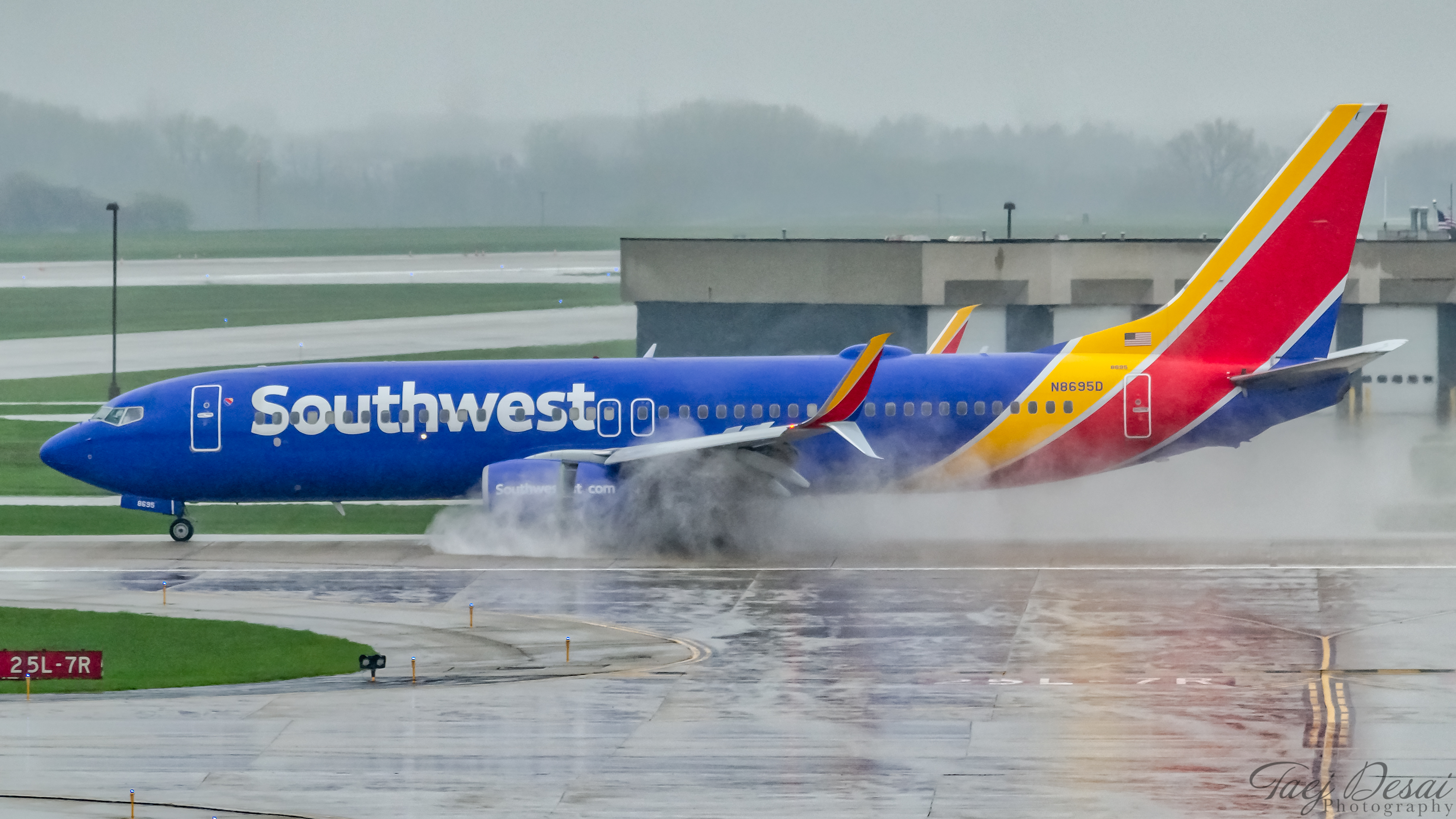 Full size: Southwest Airlines Boeing 737-800 N9695D at General Mitchell International Airport