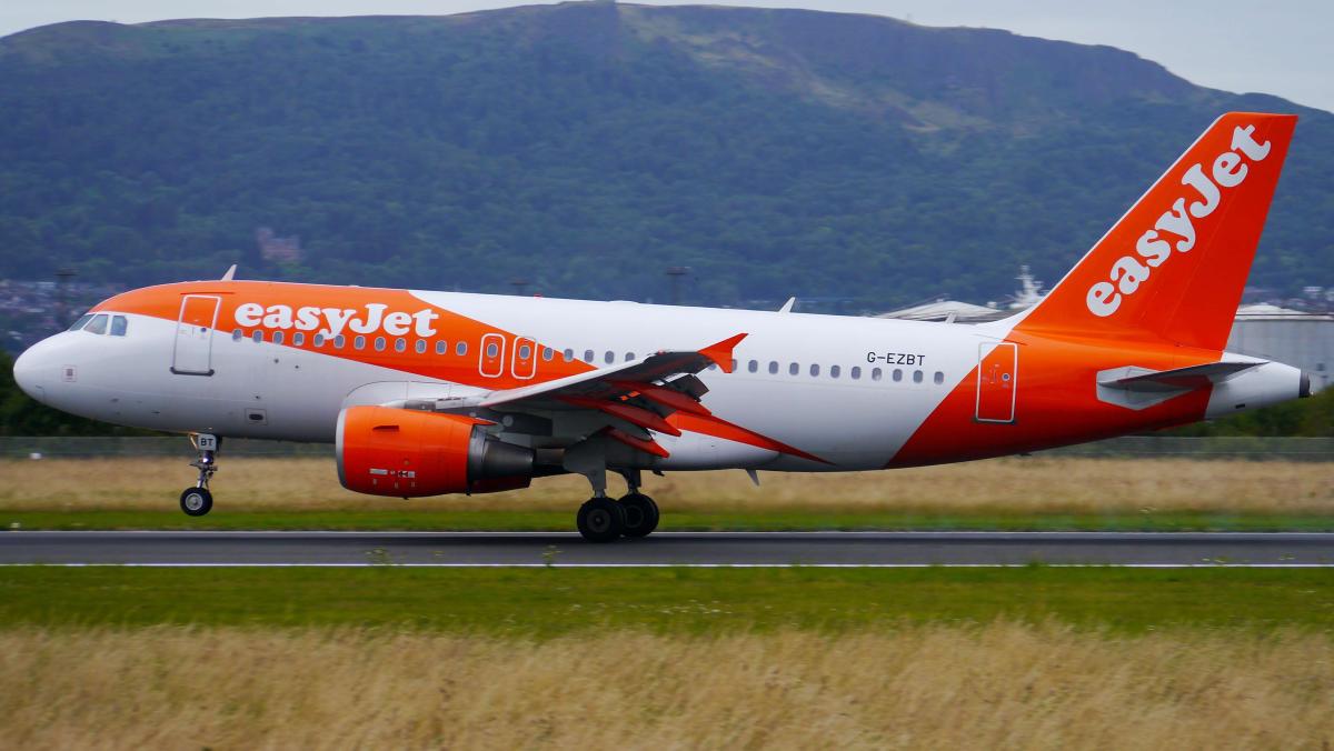 Full size: EasyJet Airbus A319 G-EZBT at Belfast City George Best  Airport