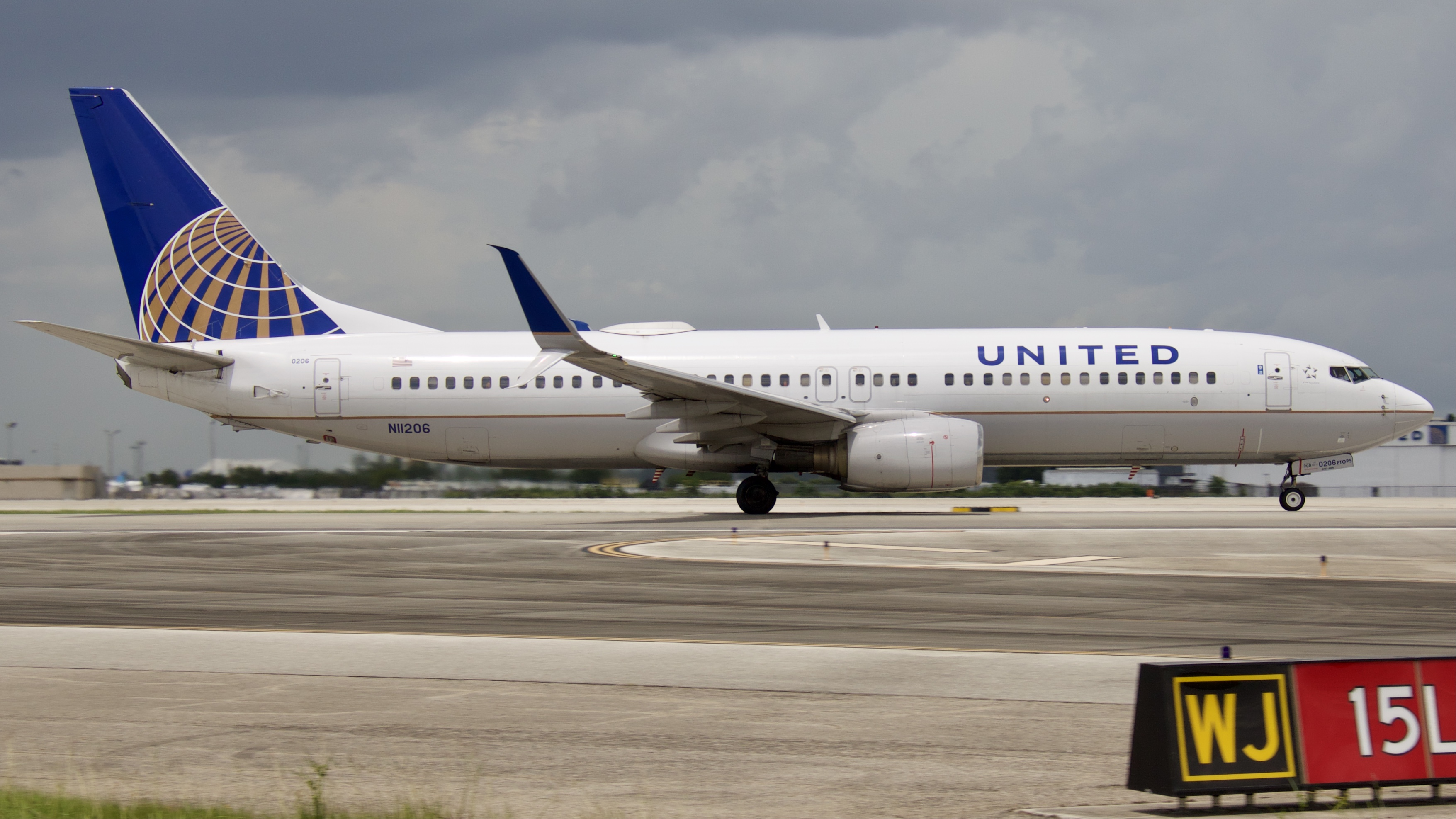 Full size: United Airlines Boeing 737-800 N11206 at Houston-George Bush Intercontinental Airport
