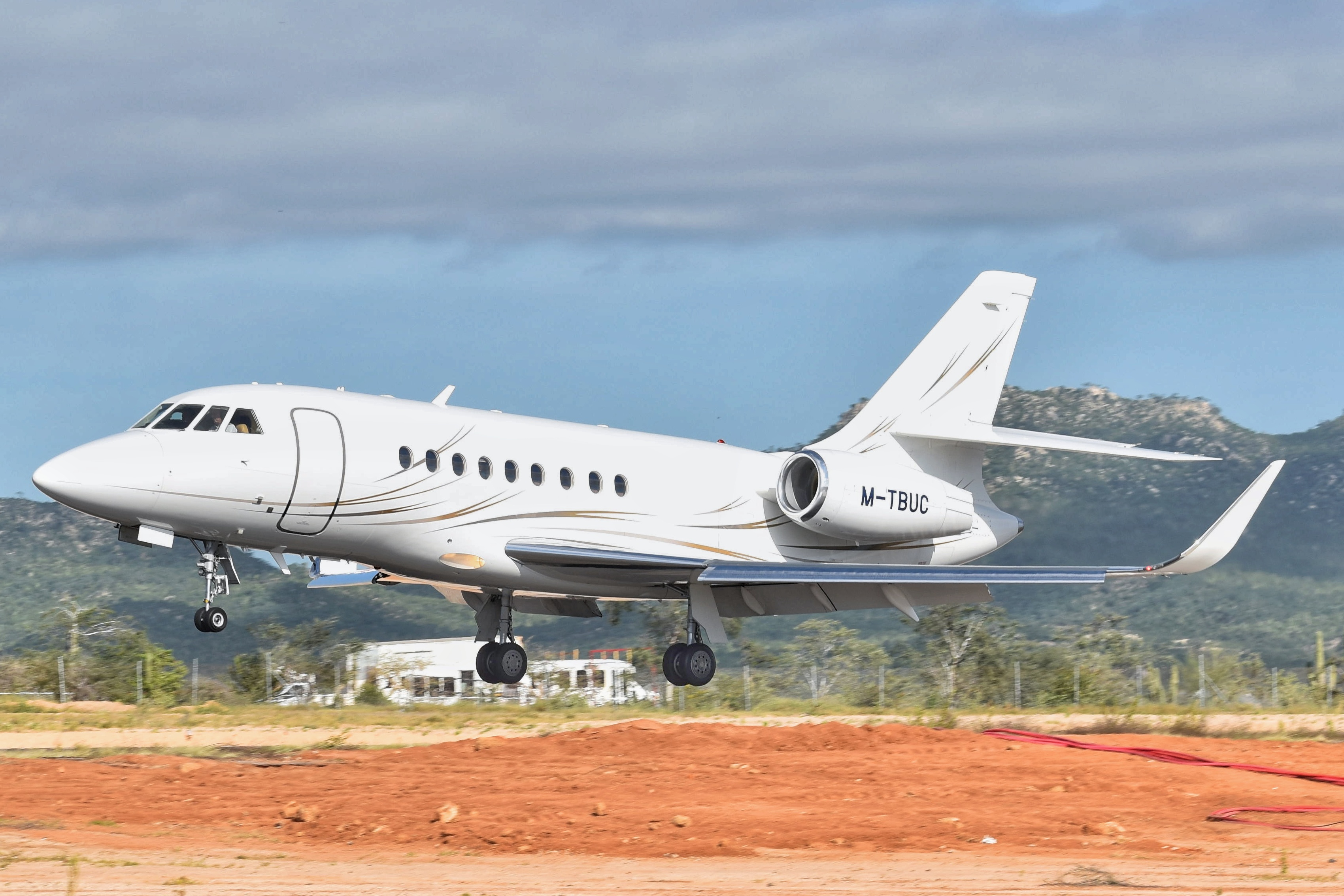 Full size: PRIVATE Dassault Falcon 2000EX M-TBUC at Aeropuerto de Cabo San Lucas Internacional