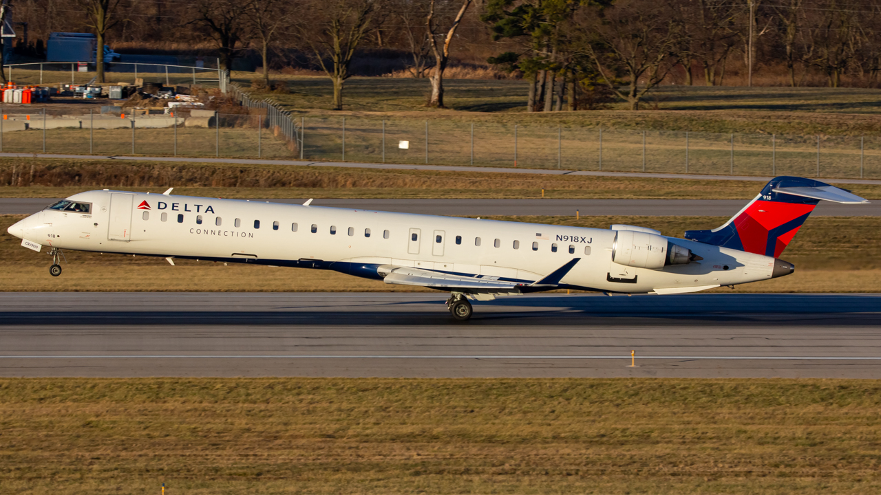 Full size: Delta Connection Mitsubishi CRJ-900 N918XJ at John Glenn Columbus International Airport