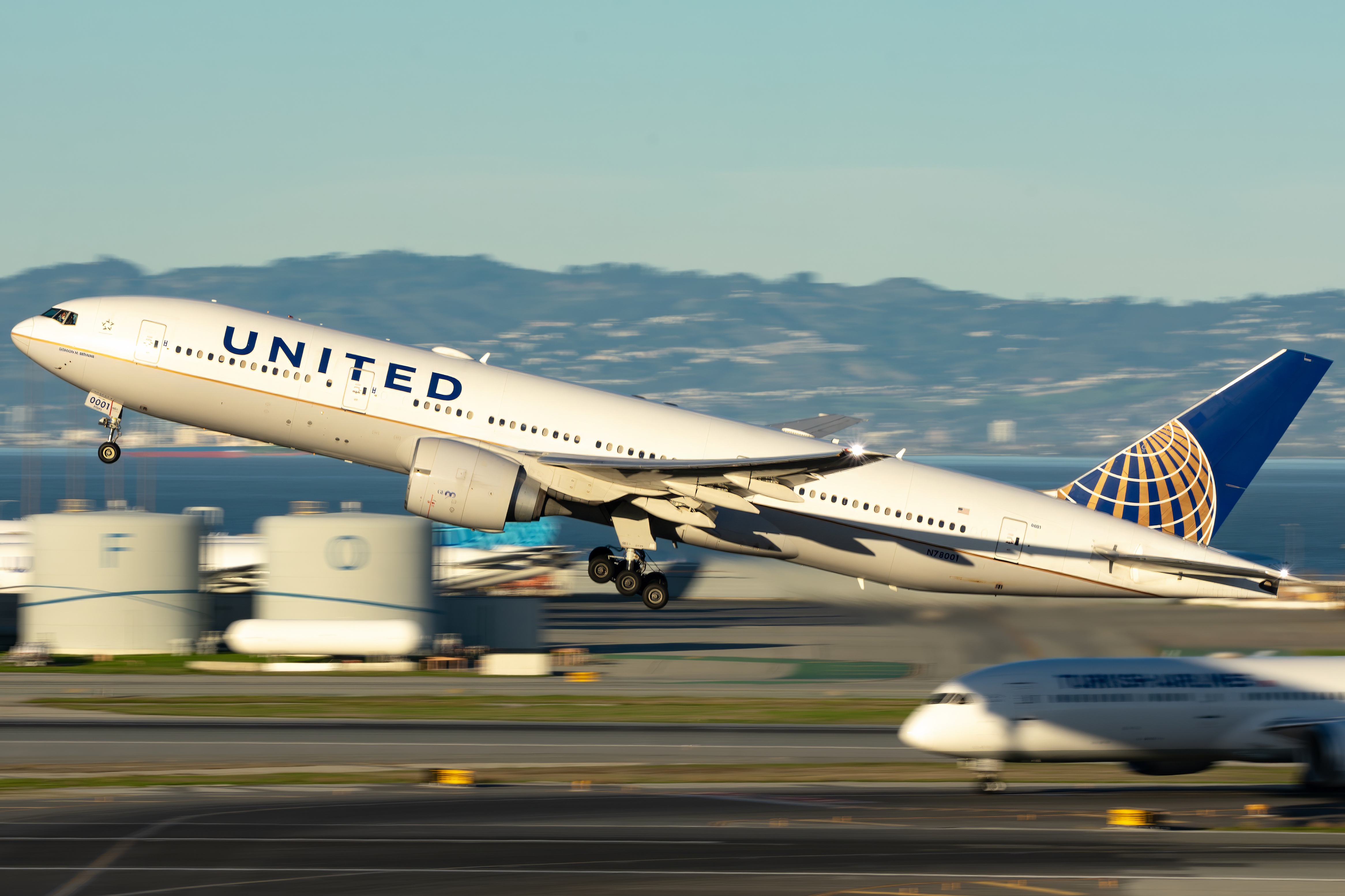 Full size: United Airlines Boeing 777-200ER N78001 at San Francisco International Airport