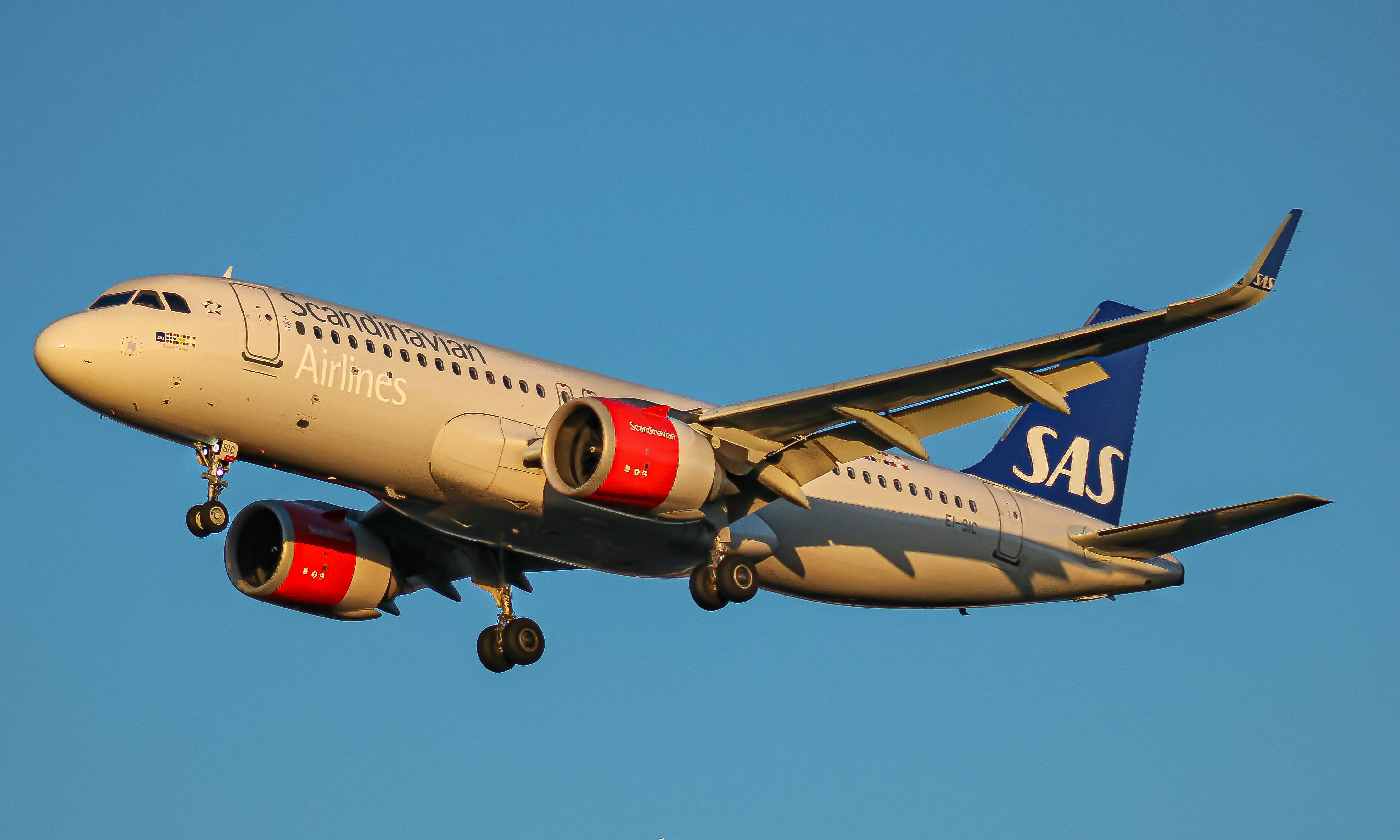 Full size: Scandinavian Airlines Airbus A320NEO EI-SIC at London Heathrow International Airport