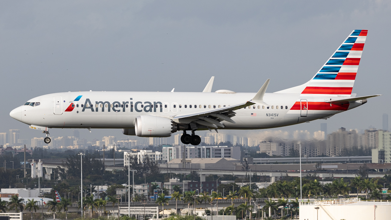 Full size: American Airlines Boeing 737 MAX 8 N341SV at Miami International Airport