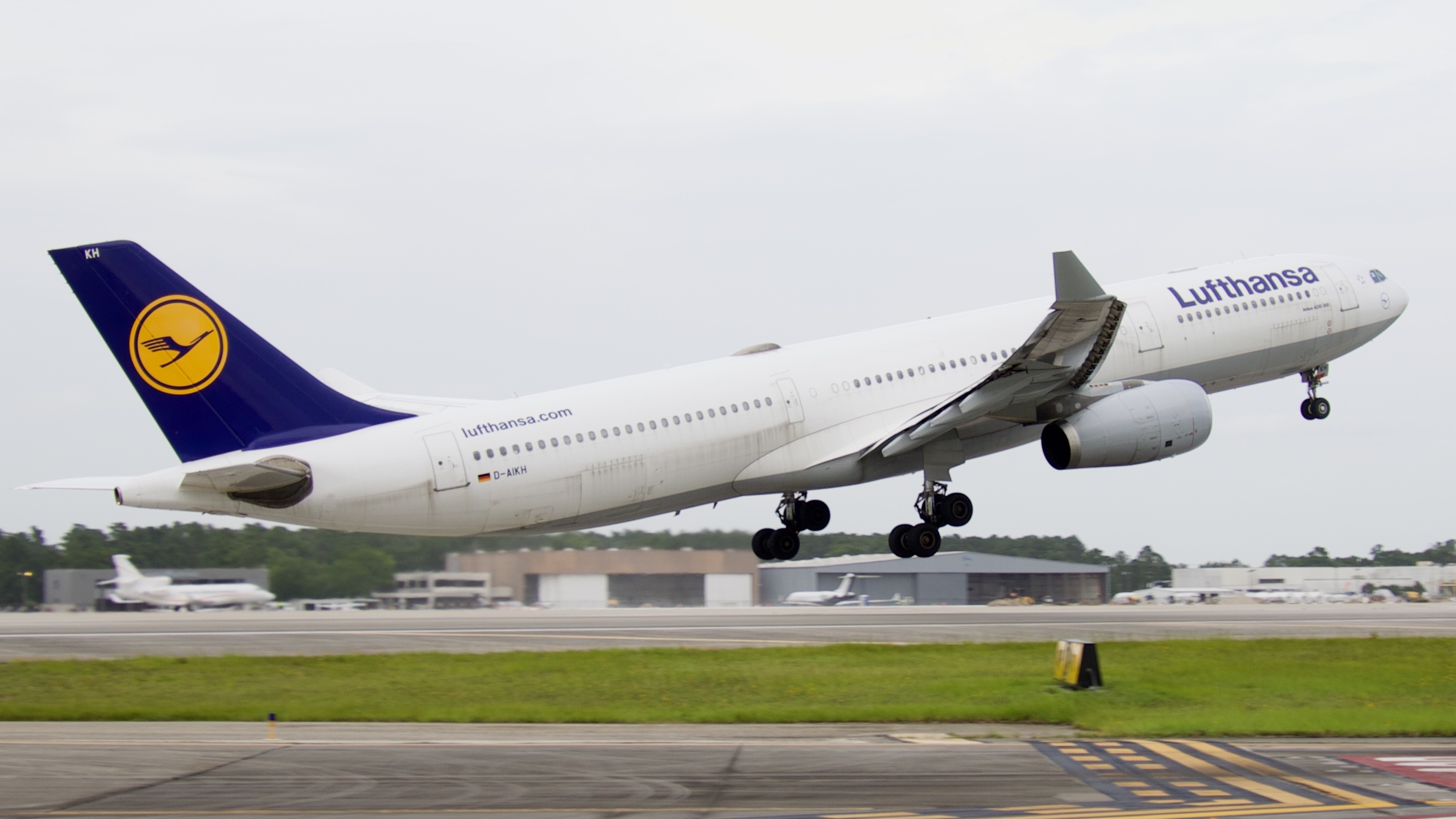 Full size: Lufthansa Airbus A330-300 D-AIKH at Houston-George Bush Intercontinental Airport