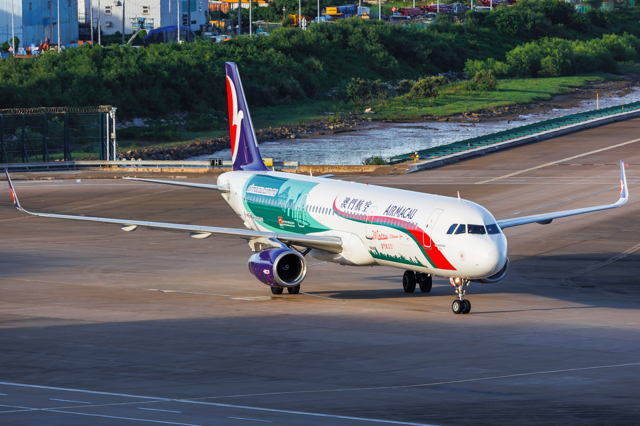 Full size: air macau Airbus A321-200 B-MBM at Macau International Airport