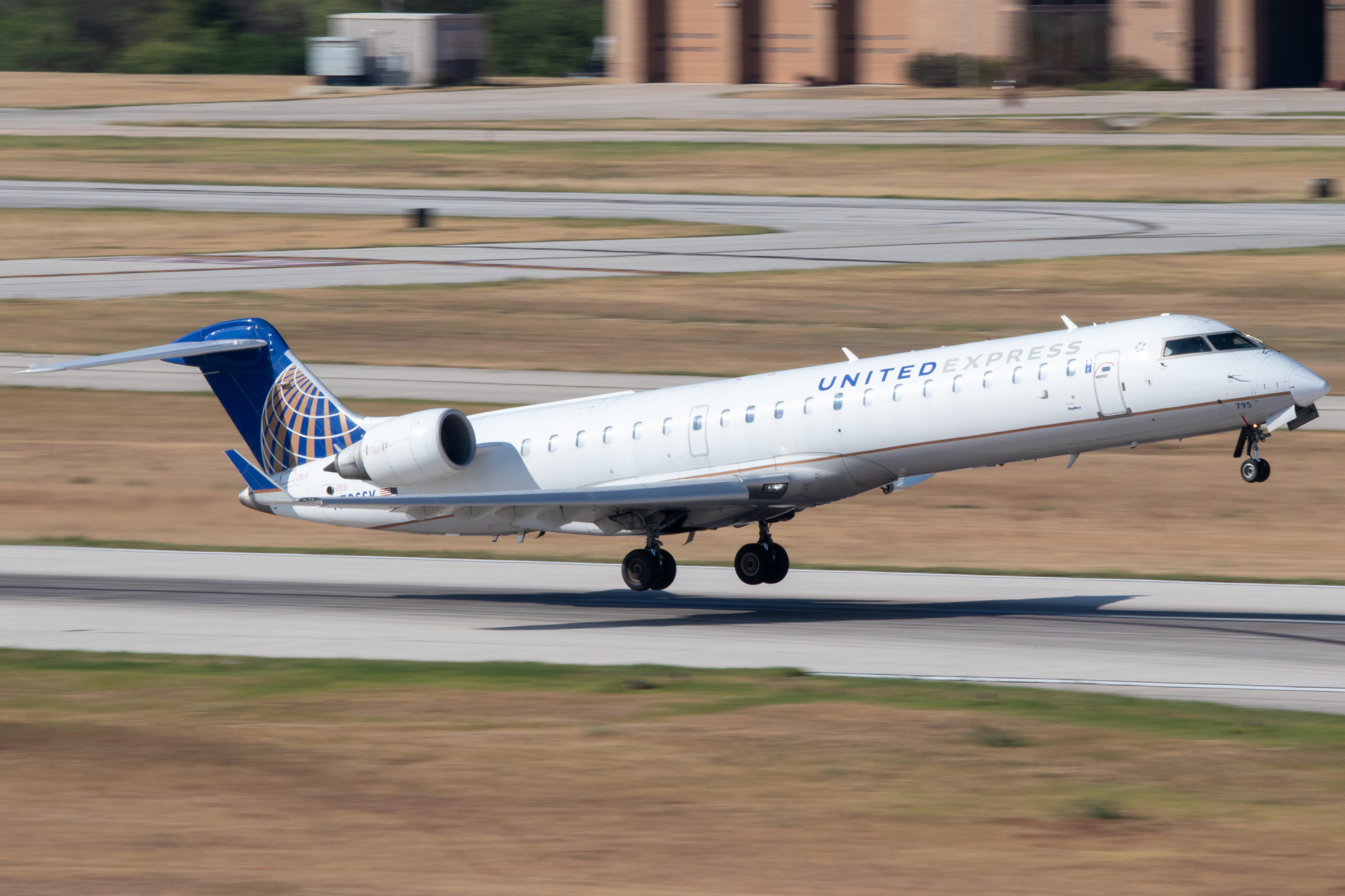 Full size: United Express Mitsubishi CRJ-700 N795SK at San Antonio International Airport