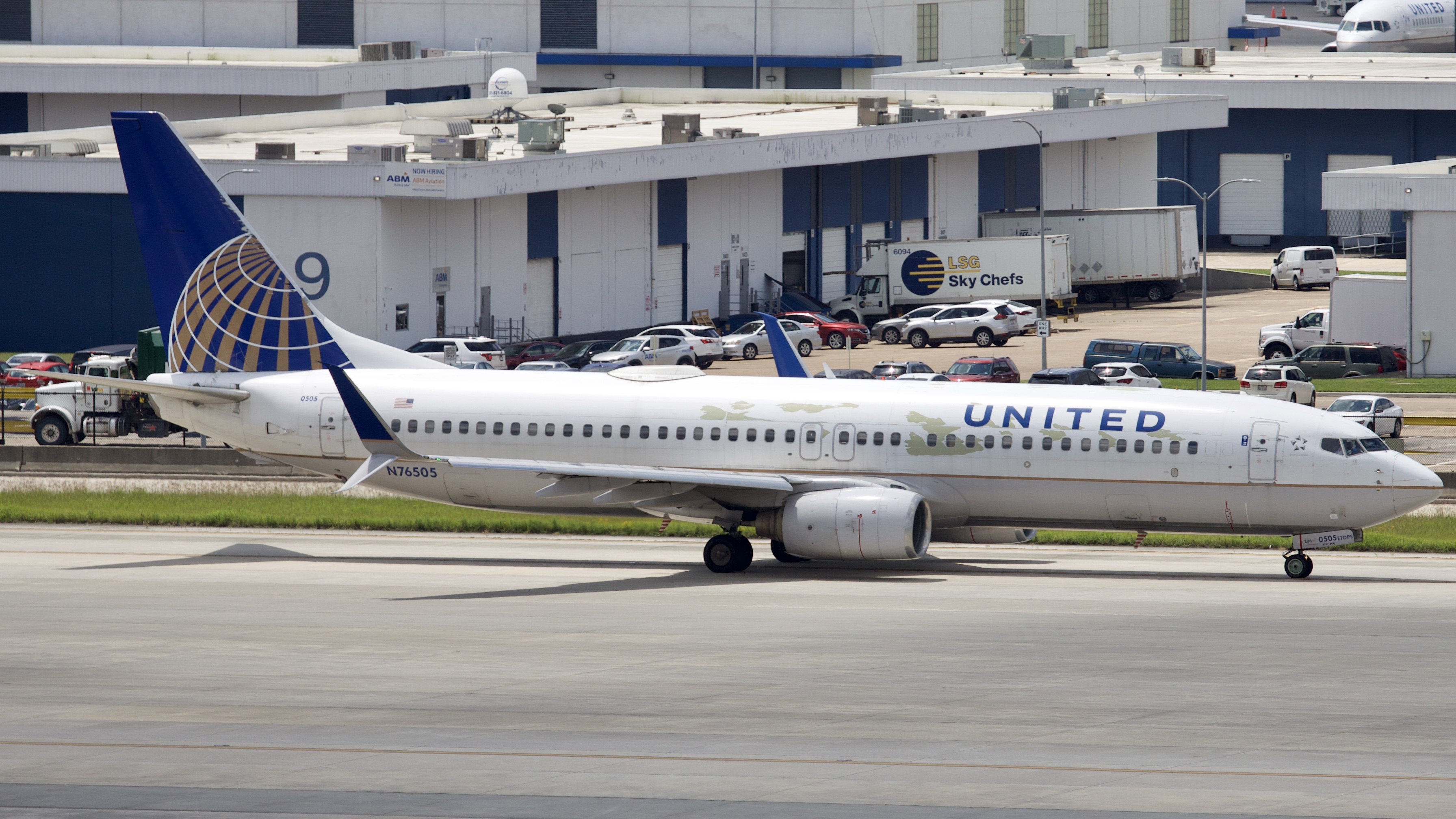 Full size: United Airlines Boeing 737-800 N76505 at Houston-George Bush Intercontinental Airport