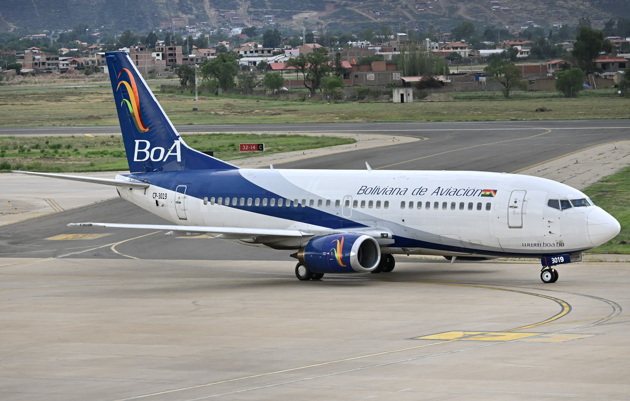 Full size:  Boliviana de Aviación Boeing 737-300 CP-3019 at Cochabamba Jorge Wilstermann International Airport