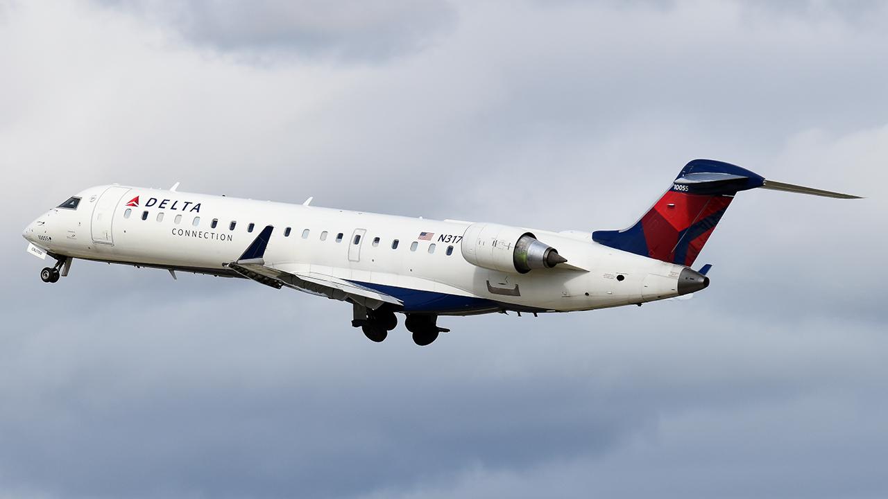 Full size: Delta Connection Mitsubishi CRJ-700 N317CA at Gerald R Ford International Airport