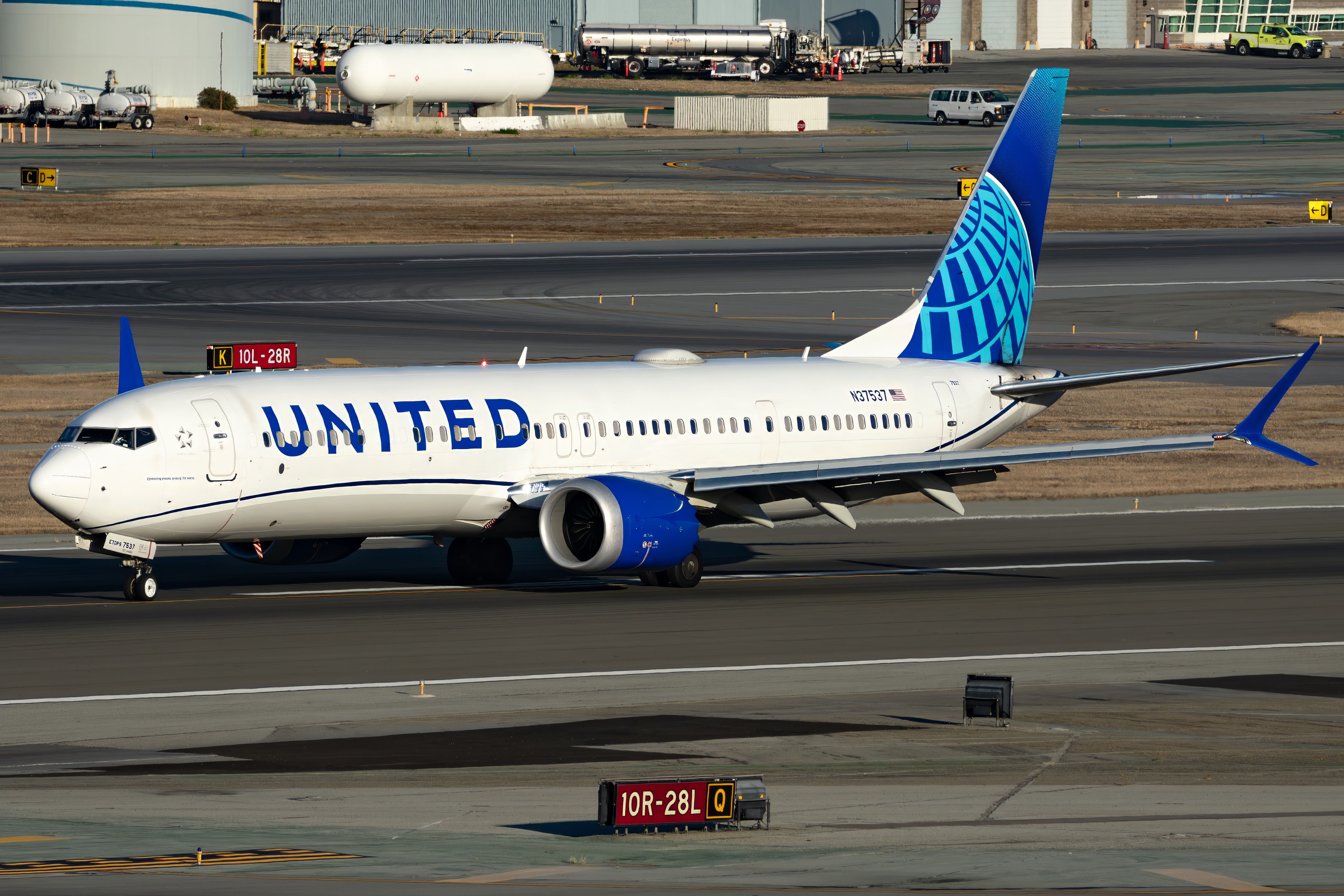 Full size: United Airlines Boeing 737 MAX 9 N37537 at San Francisco International Airport