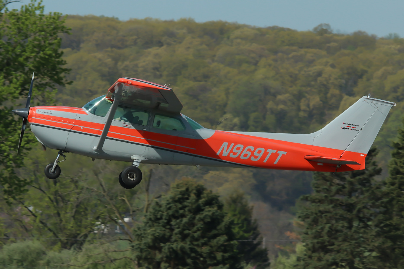 Full size: PRIVATE Cessna 172M N969TT at York Airport