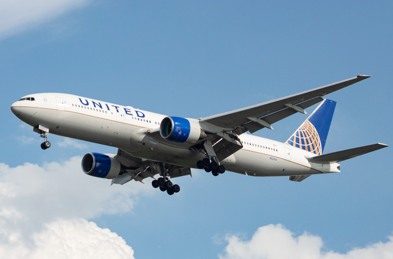 Full size: United Airlines Boeing 777-200ER N220UA at Tampa International Airport