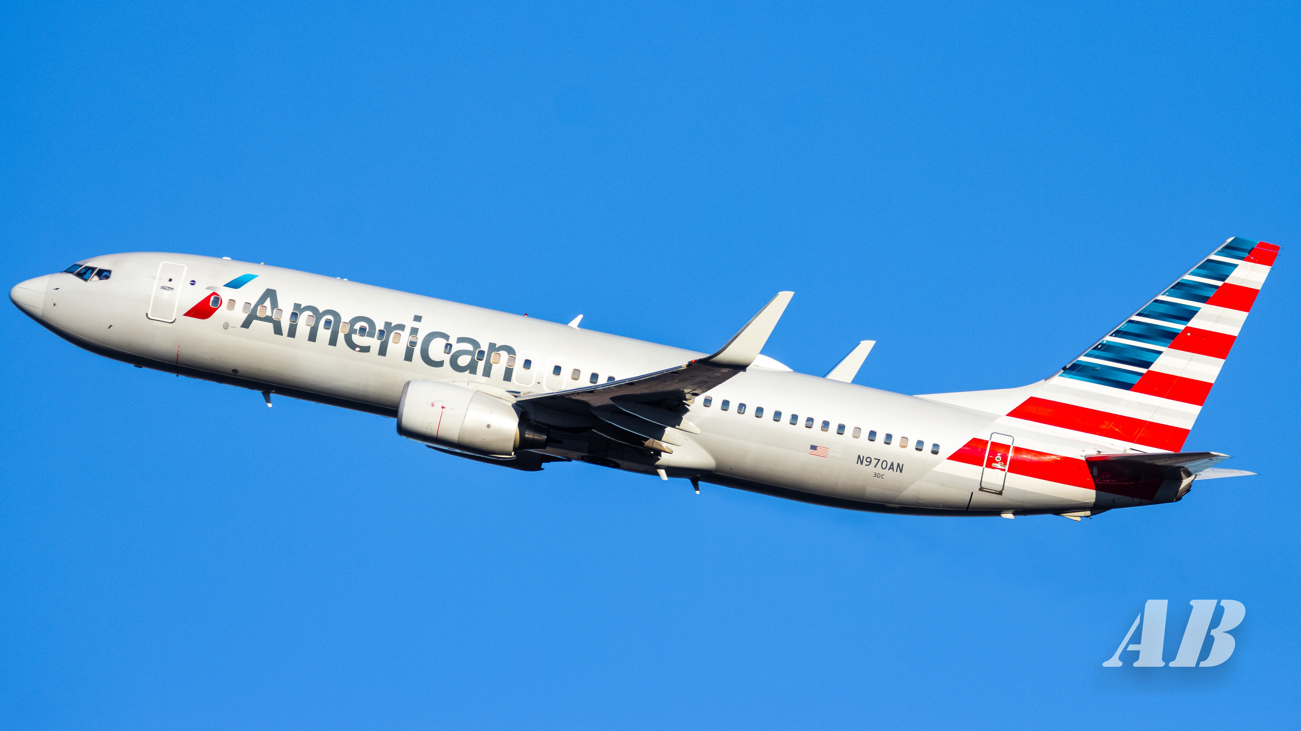 Full size: American Airlines Boeing 737-800 N970AN at Ronald Reagan National Airport
