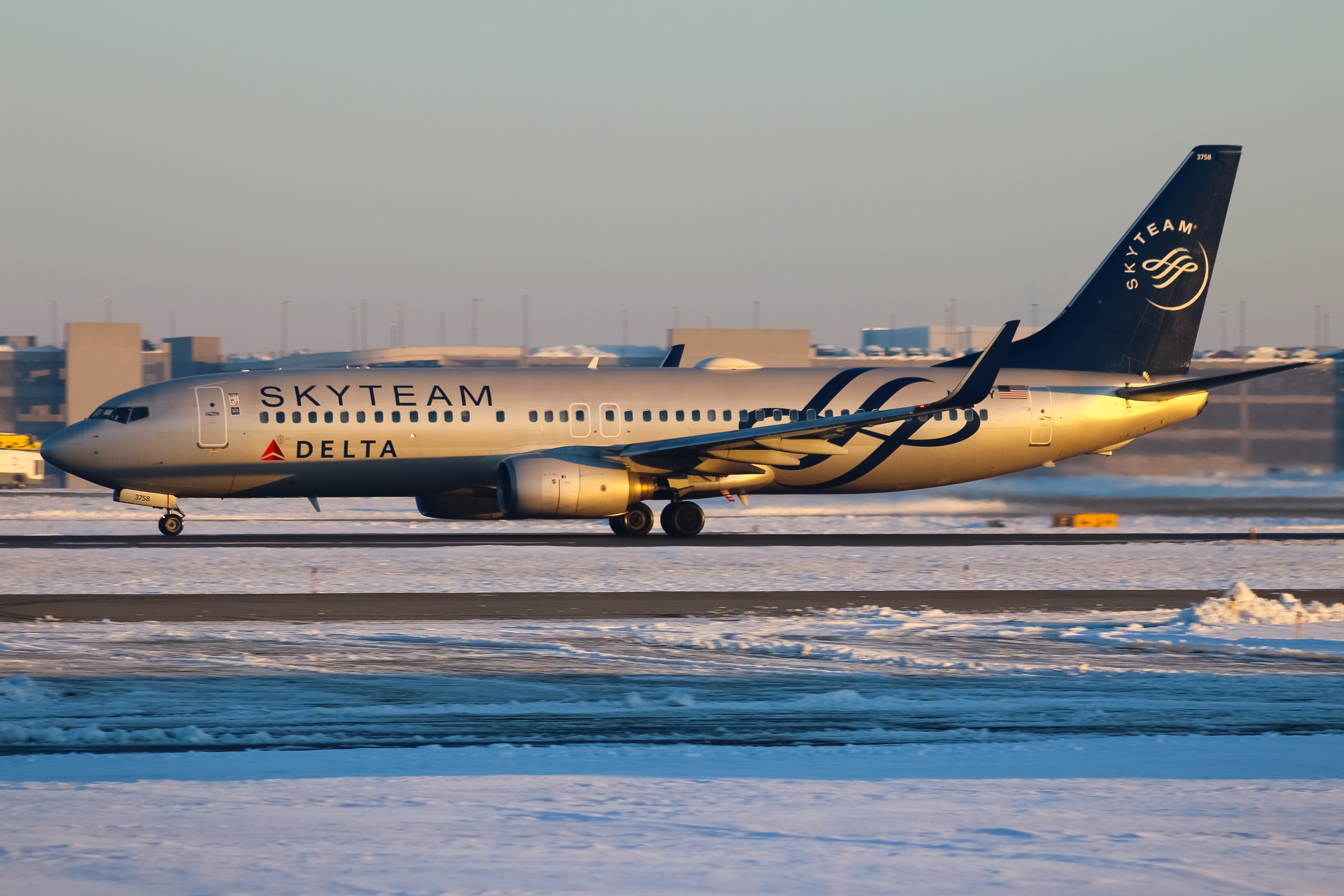 Full size: Delta Airlines Boeing 737-800 N3758Y at Cincinnati/Northern Kentucky International Airport