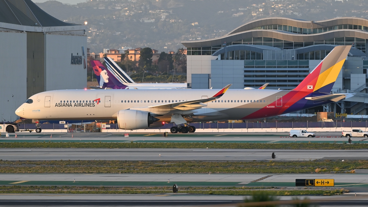 Full size: Asiana Airlines Airbus A350-900 HL8359 at Los Angeles International Airport
