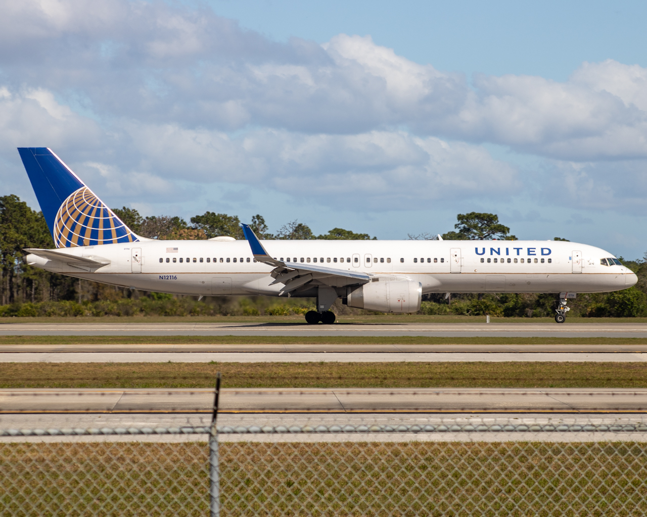 Full size: United Airlines Boeing 757-200 N12116 at Orlando International Airport