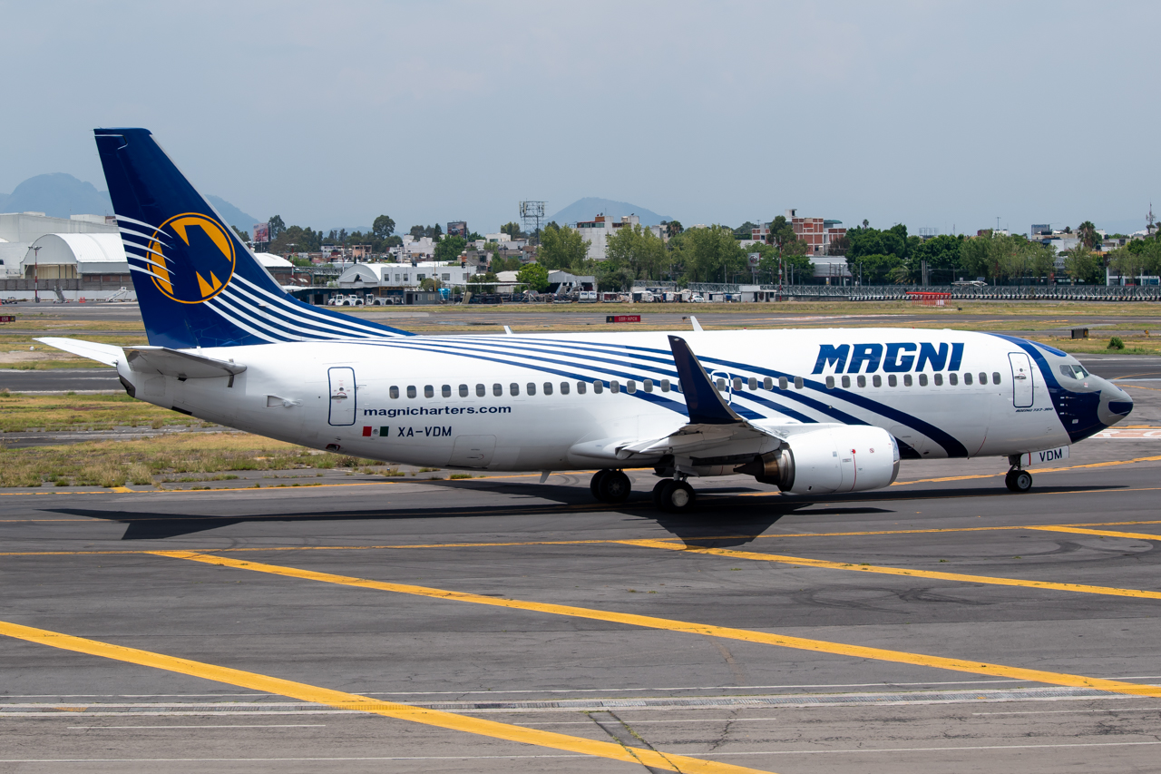 Full size: Magnicharters Boeing 737-300 XA-VDM at Mexico City International Airport